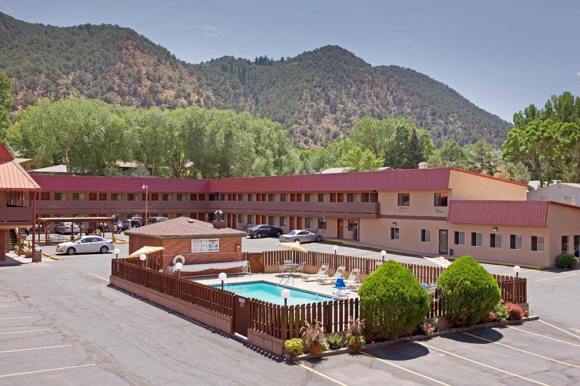Glenwood Springs Cedar Lodge photo 2