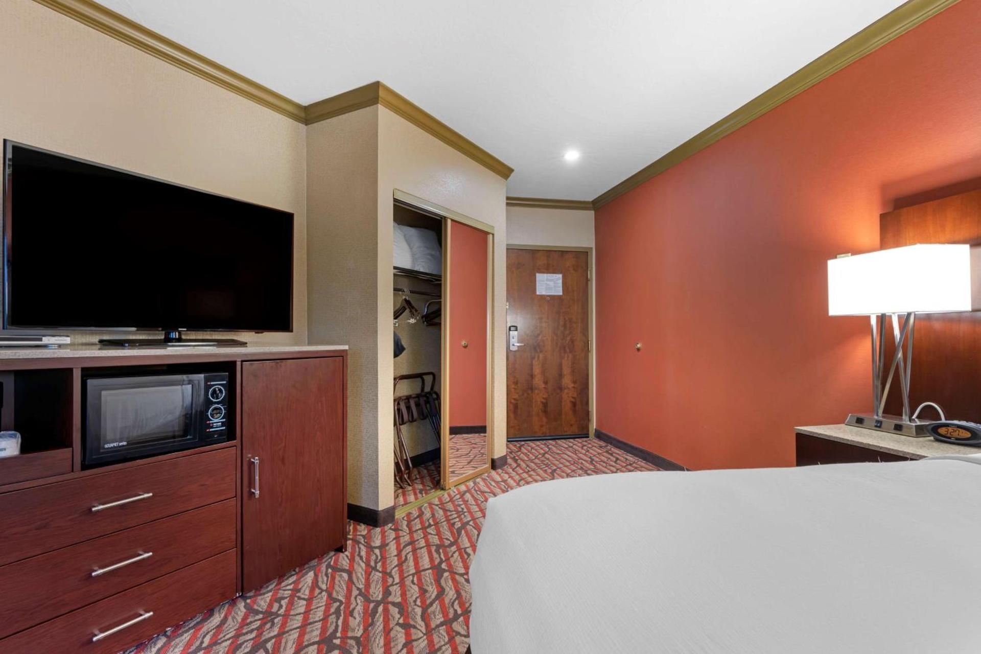 Best Western Plus Brookside Inn photo 37
