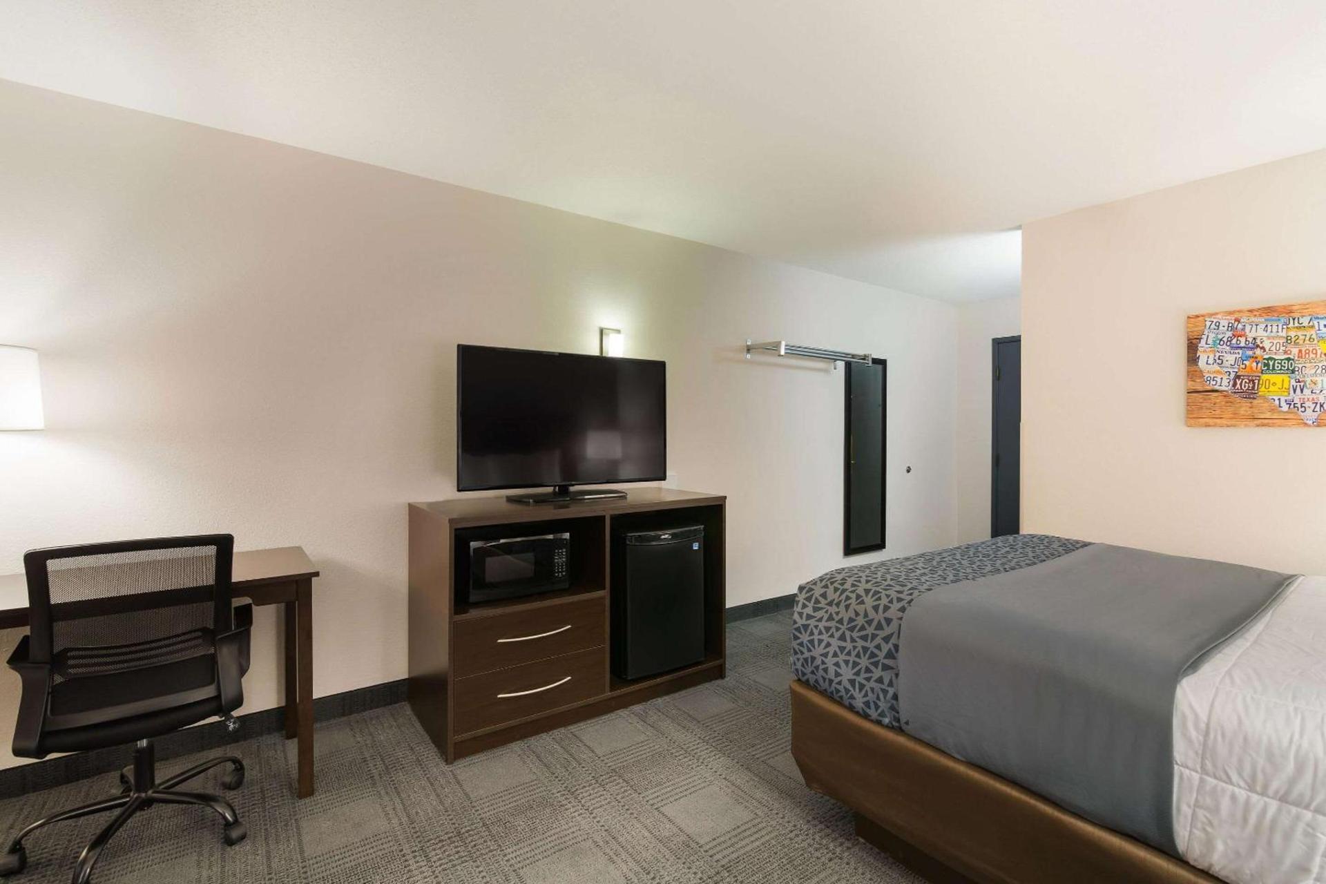 Econo Lodge Williston photo 12