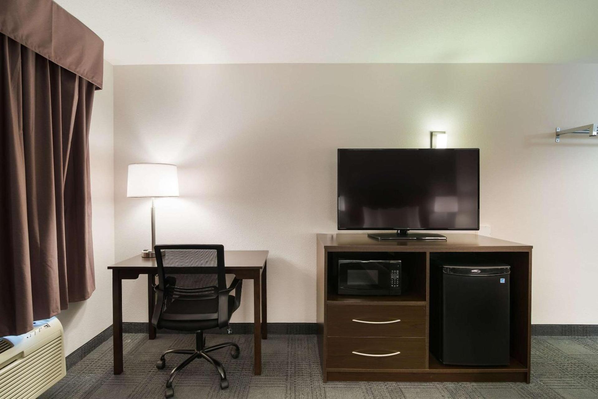 Econo Lodge Williston photo 11