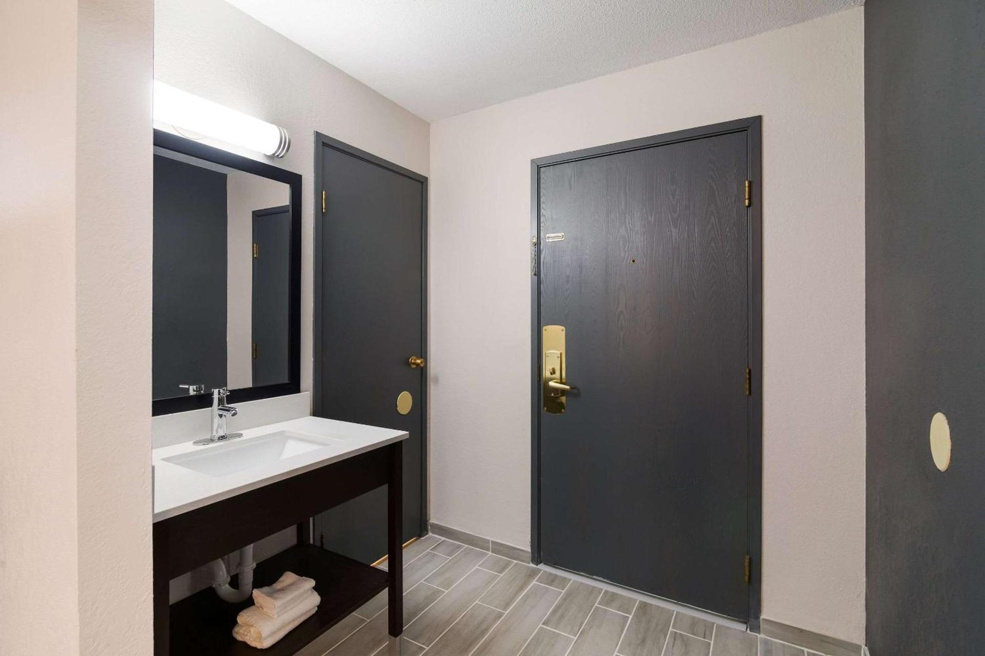 Econo Lodge Williston photo 20