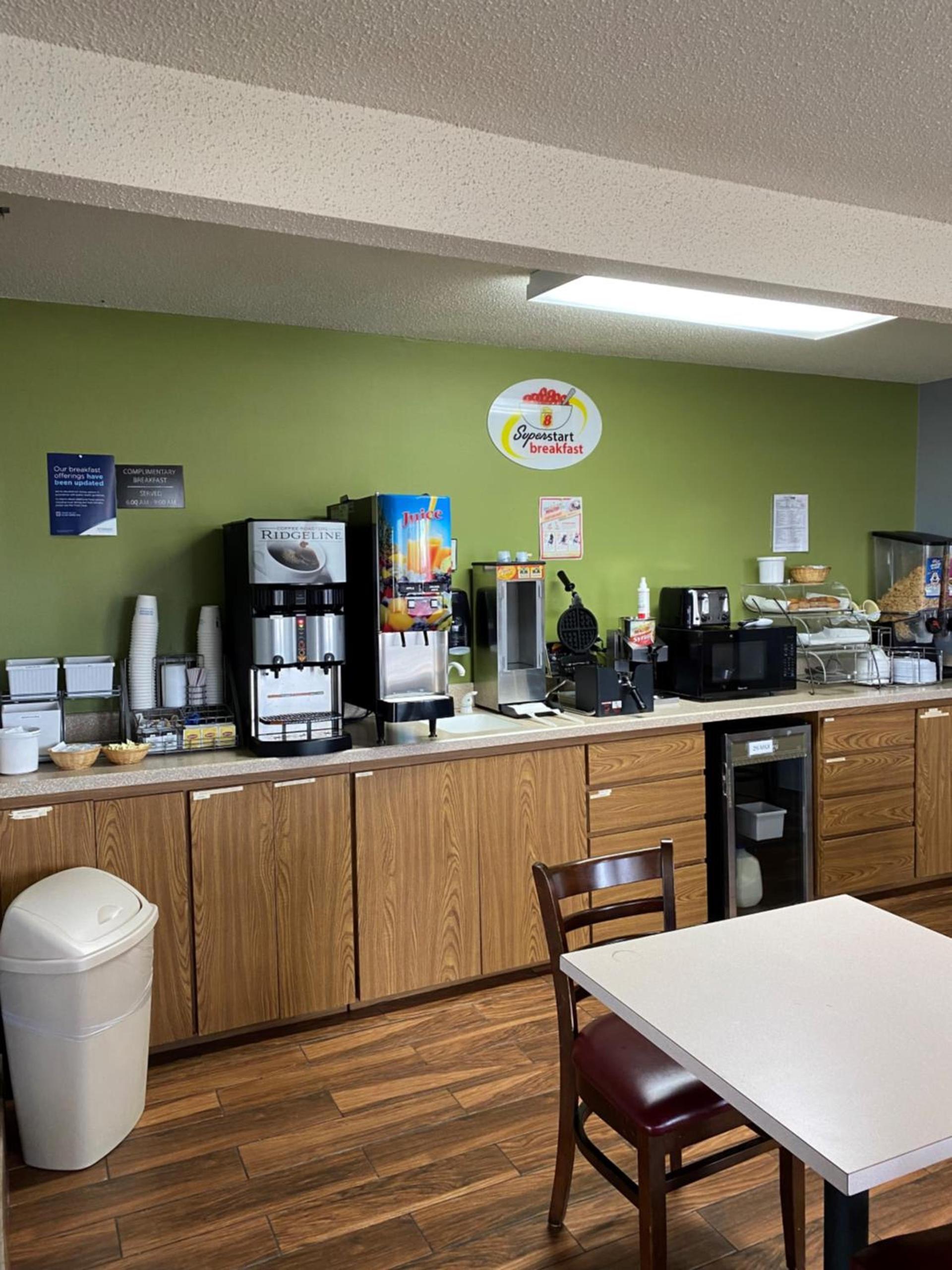 Super 8 by Wyndham Toledo photo 22