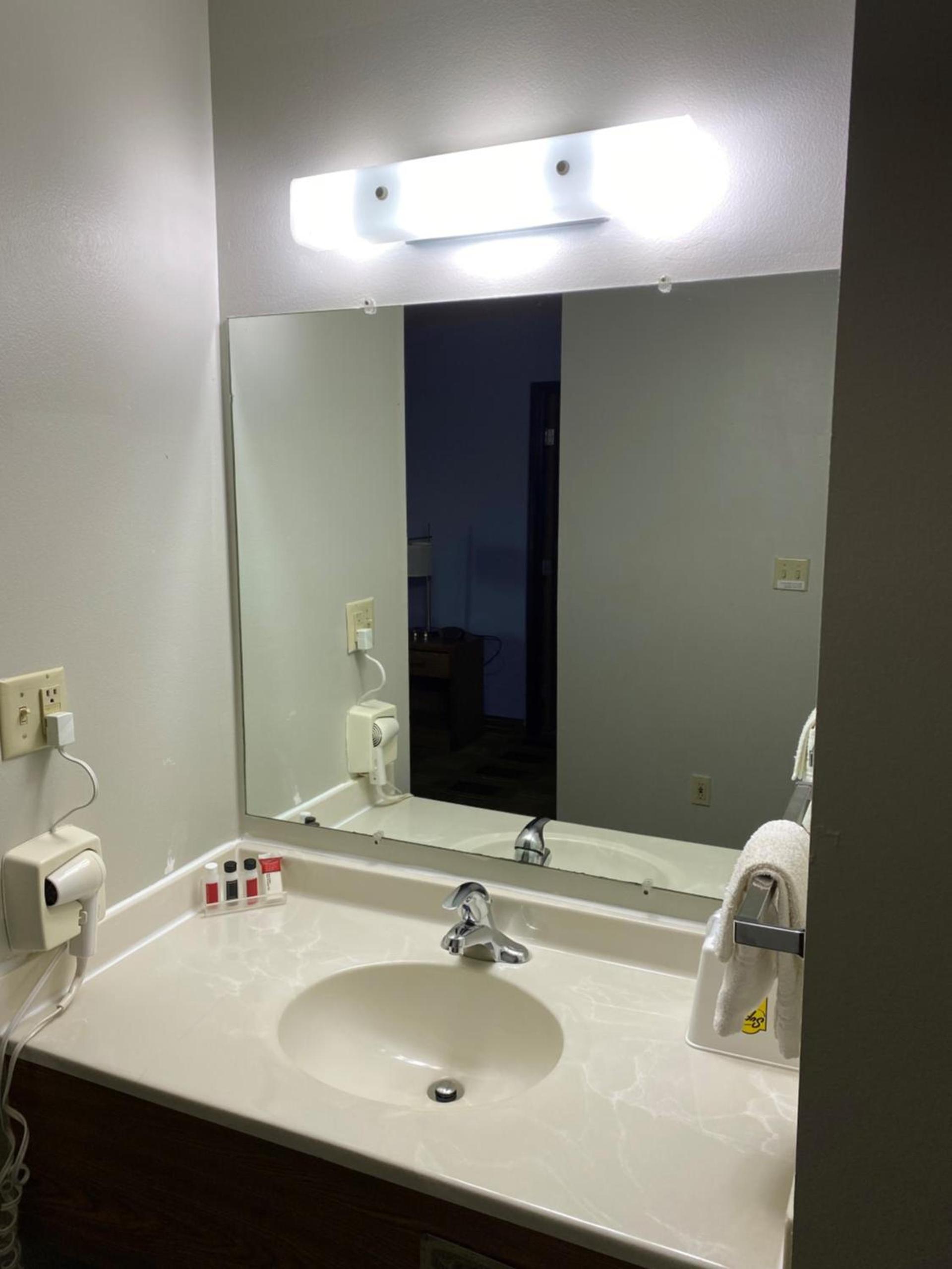 Super 8 by Wyndham Toledo photo 24