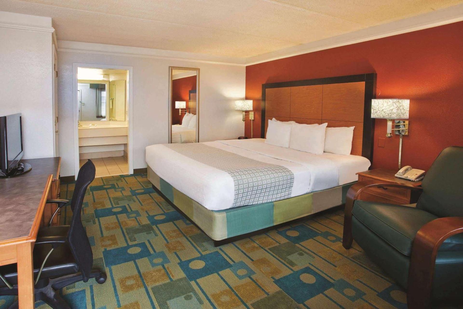 La Quinta Inn by Wyndham Savannah Midtown photo 11