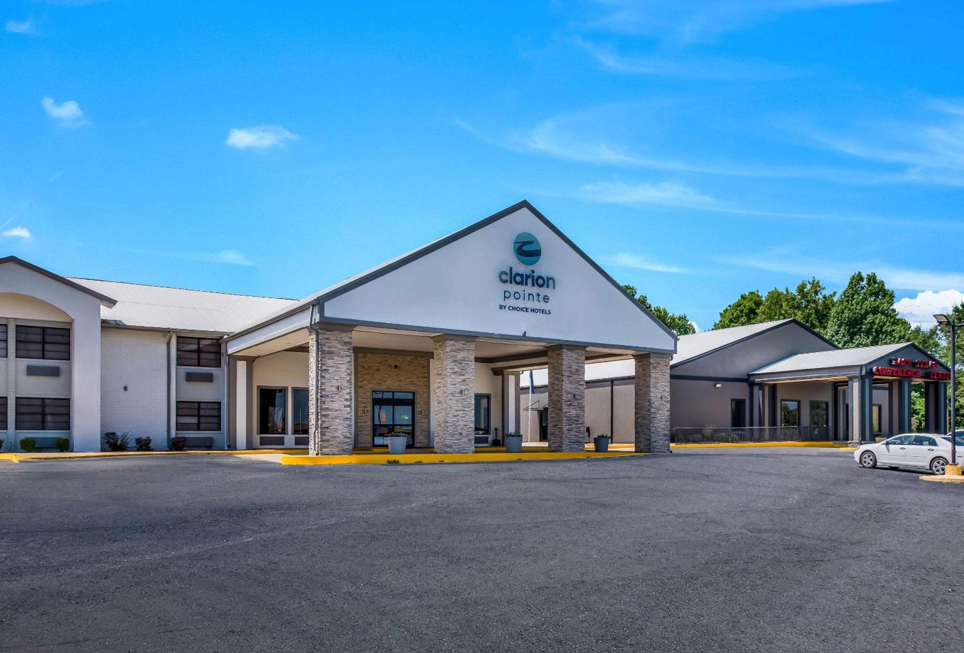 Clarion Pointe Marshall photo 2