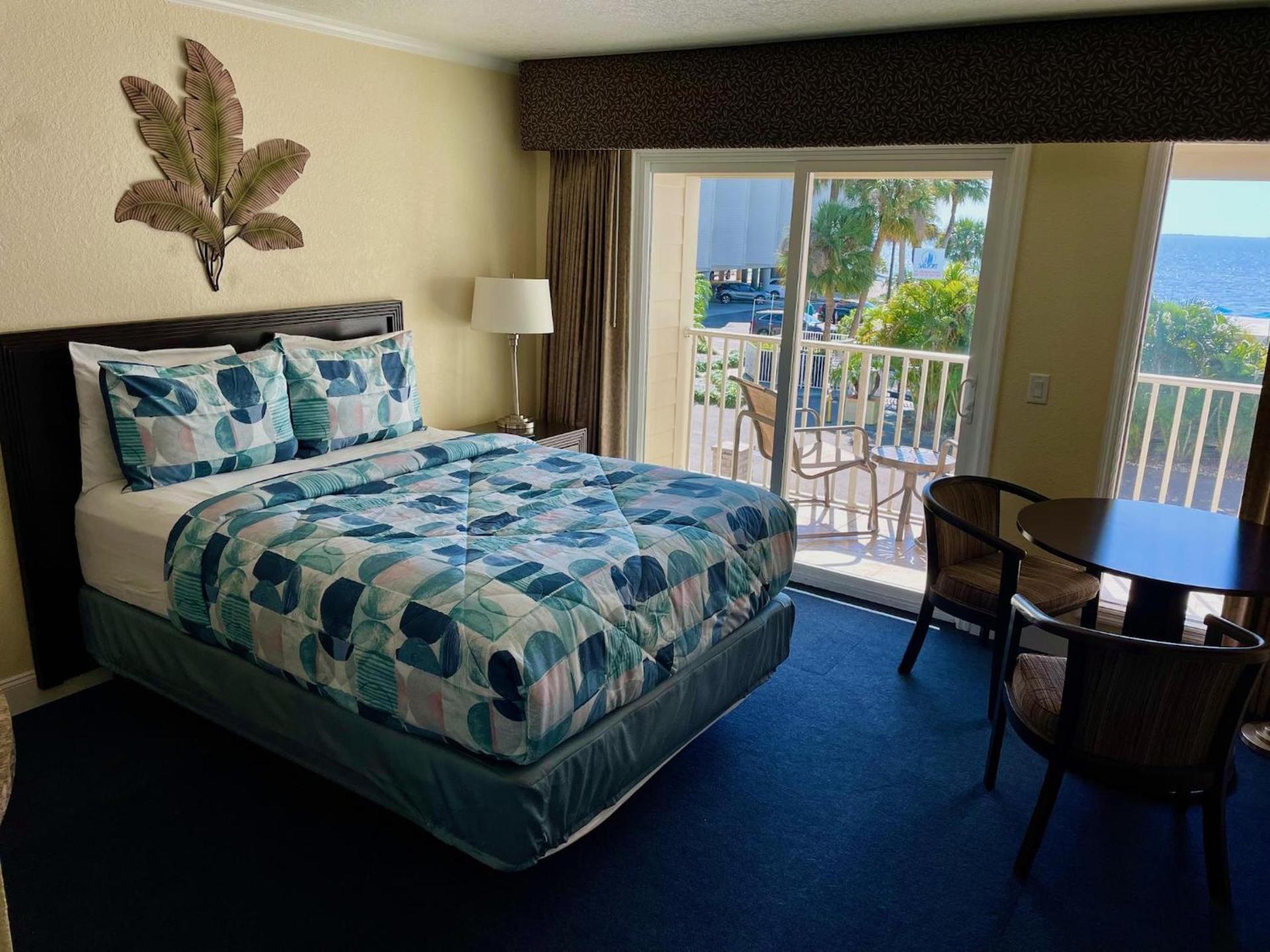 2 Bed Condo with Balcony Facing Pool and Sunsets! photo 11