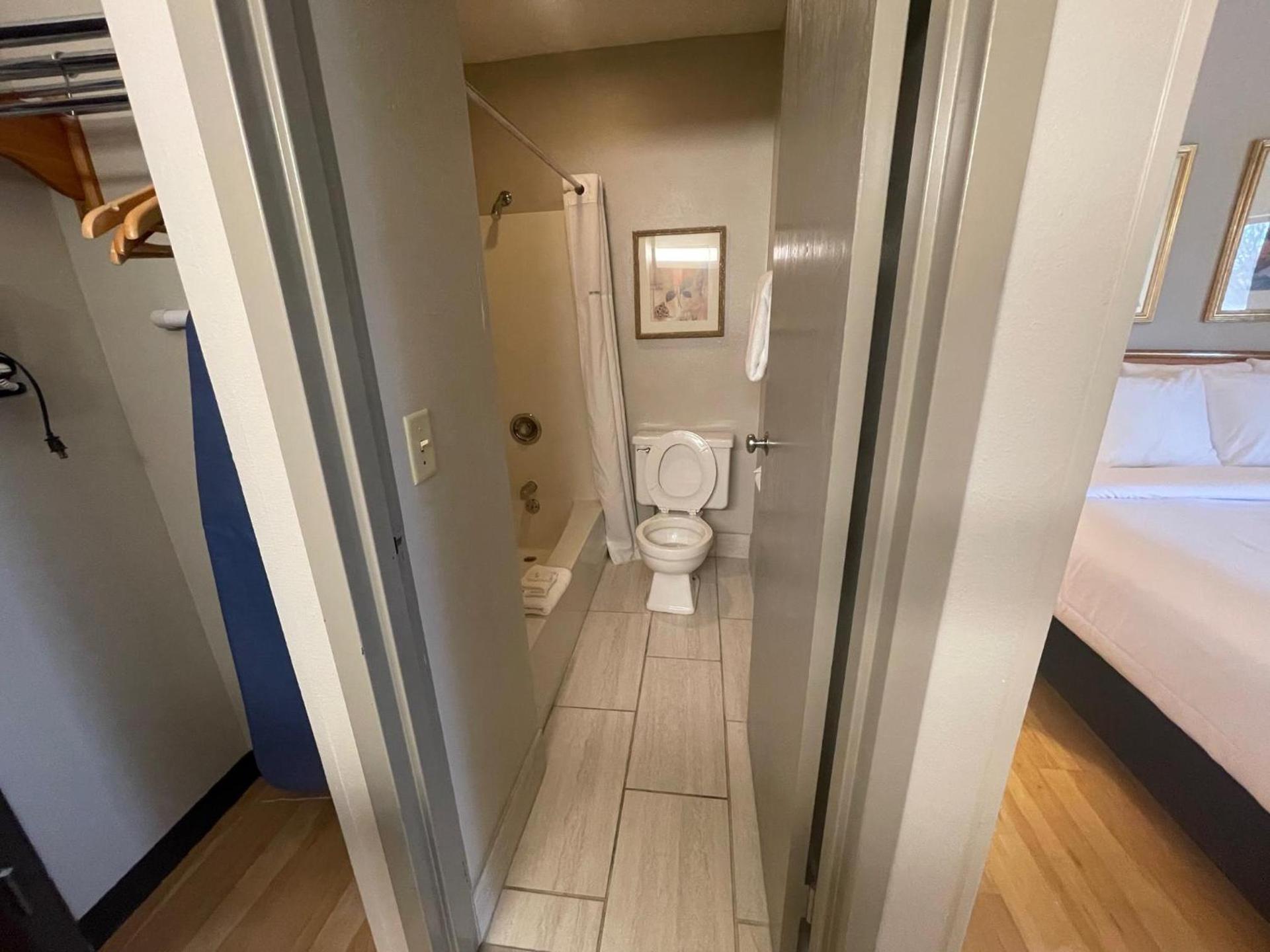 Days Inn by Wyndham Pleasant Prairie Kenosha photo 42