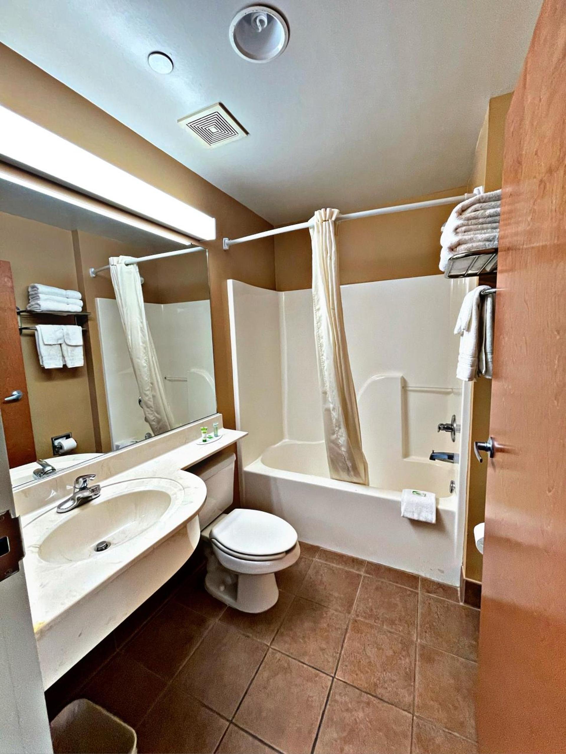 WELCOME INN & SUITES photo 8