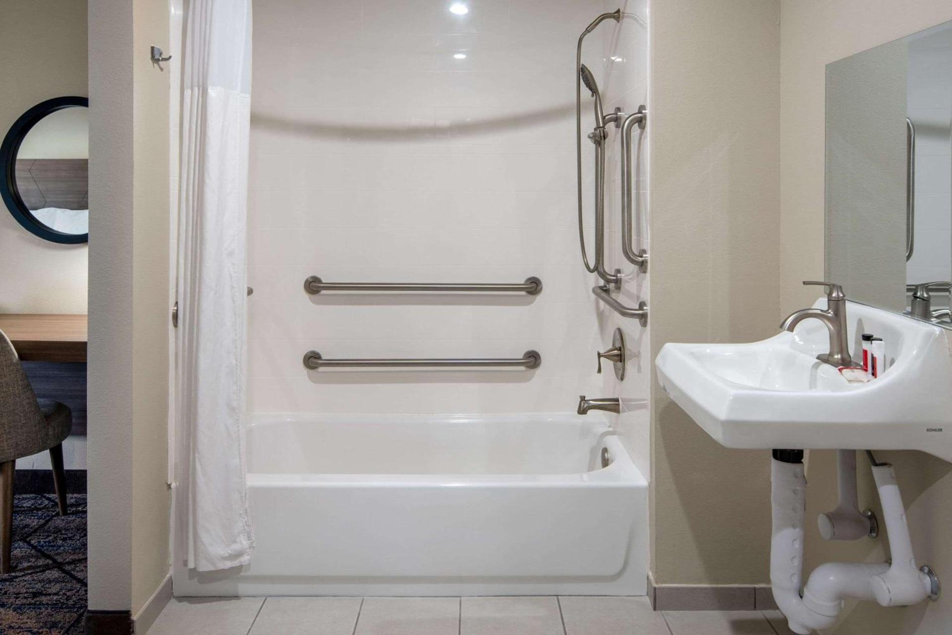 Ramada by Wyndham Modesto Yosemite Area photo 20
