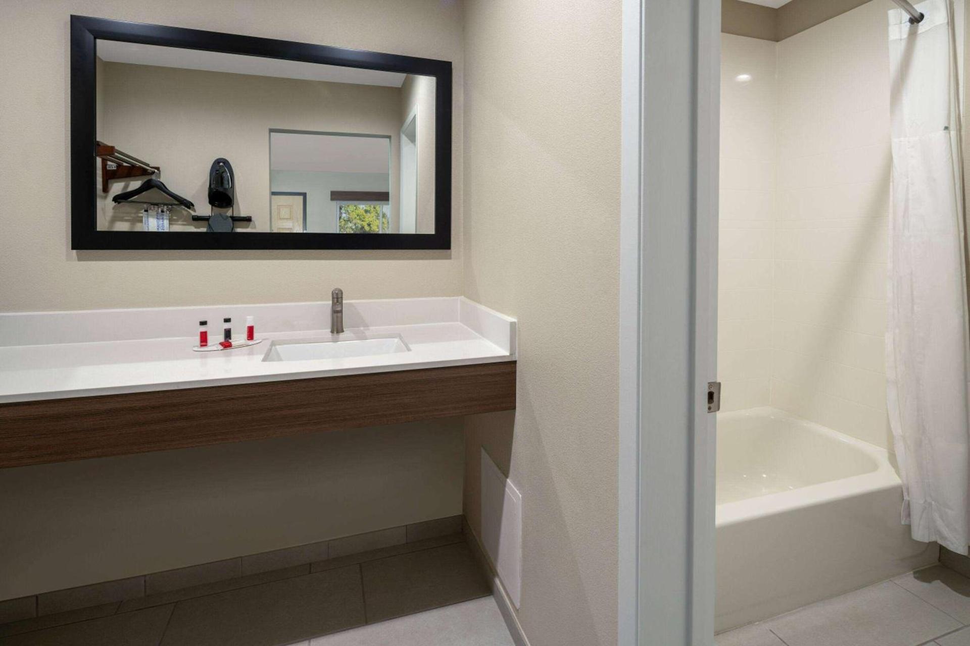 Ramada by Wyndham Modesto Yosemite Area photo 21