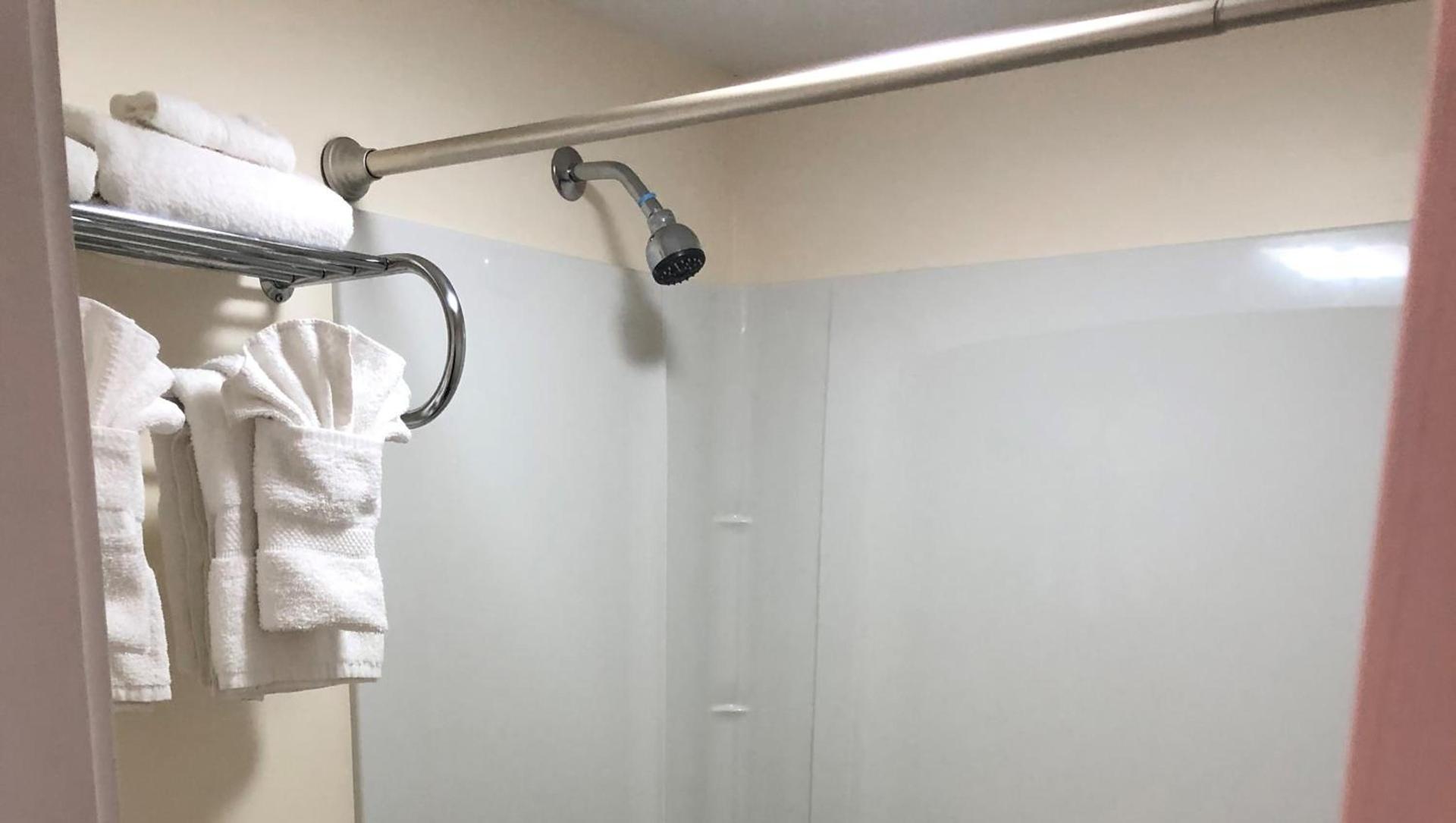 Colonial Inn Ellsworth photo 62