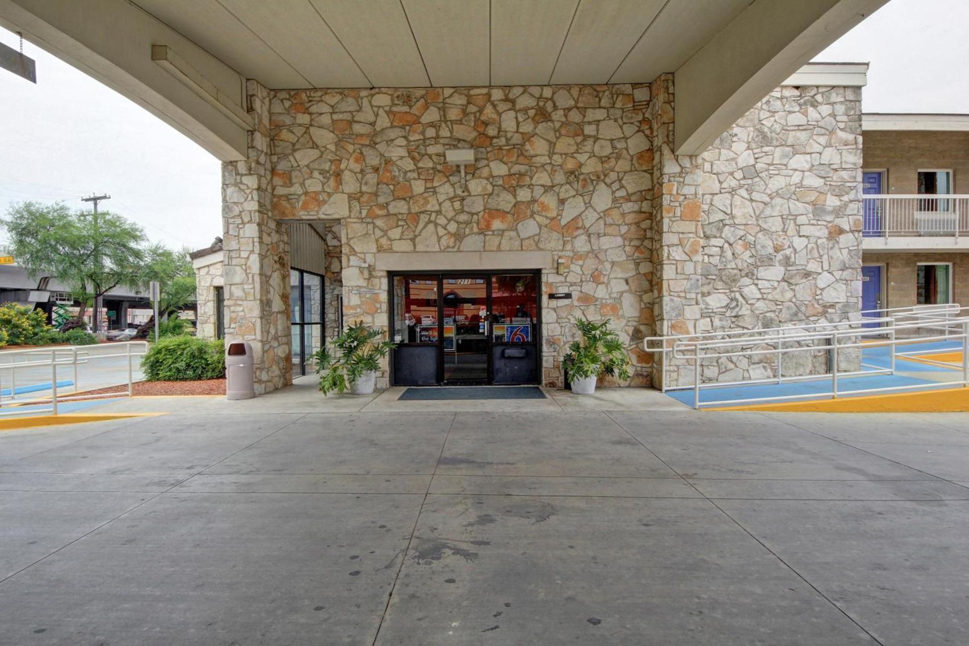 Motel 6-San Antonio, TX - Downtown - Market Square photo 6