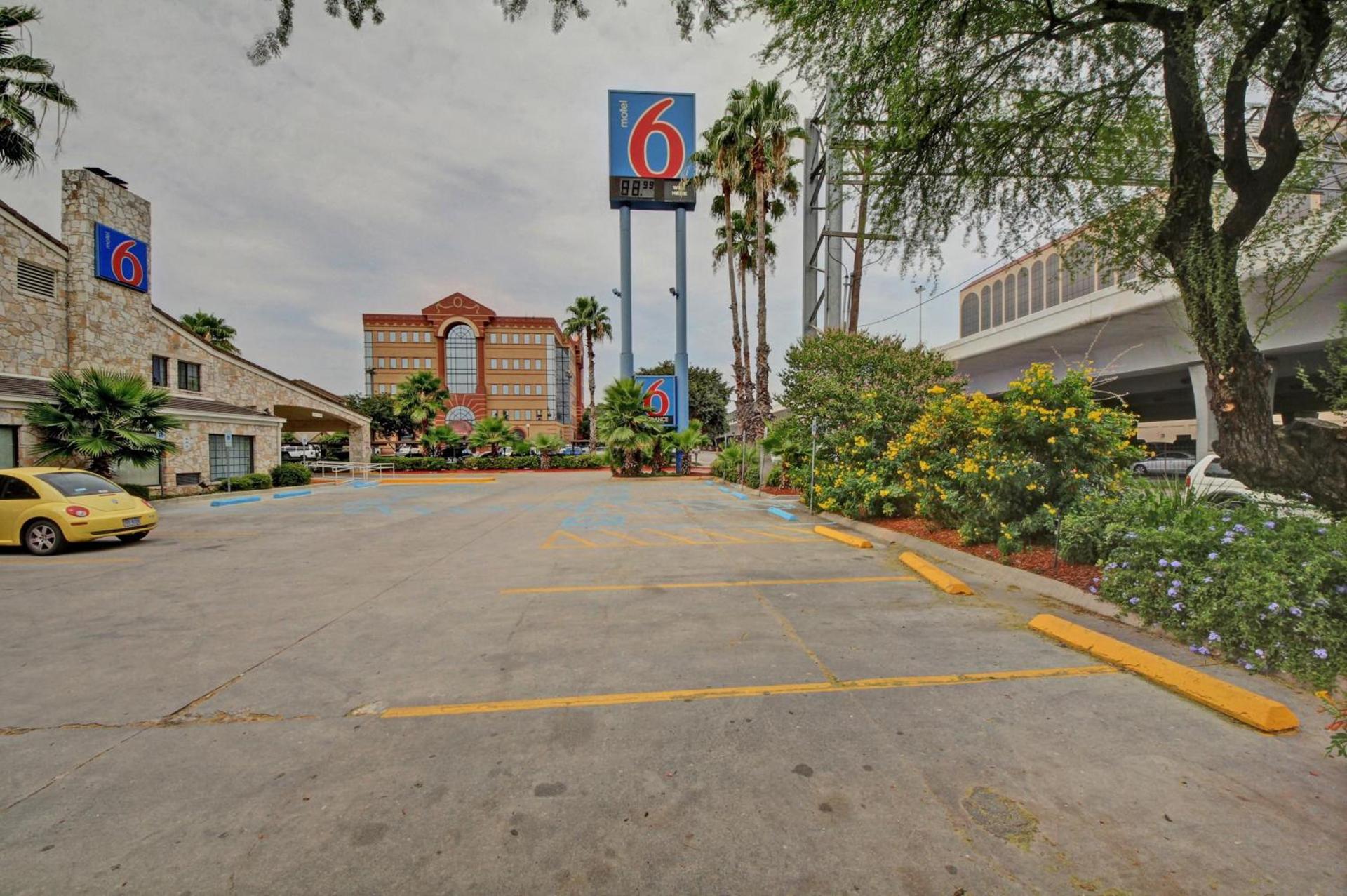 Motel 6-San Antonio, TX - Downtown - Market Square photo 7