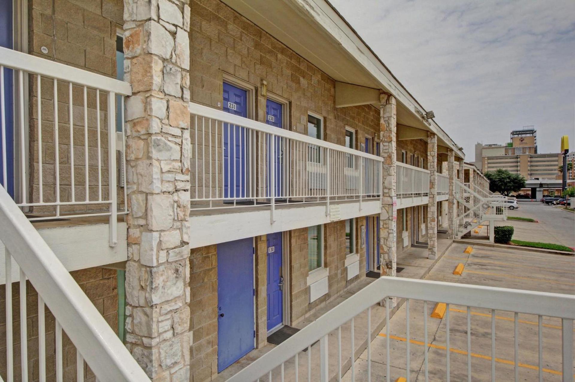 Motel 6-San Antonio, TX - Downtown - Market Square photo 3