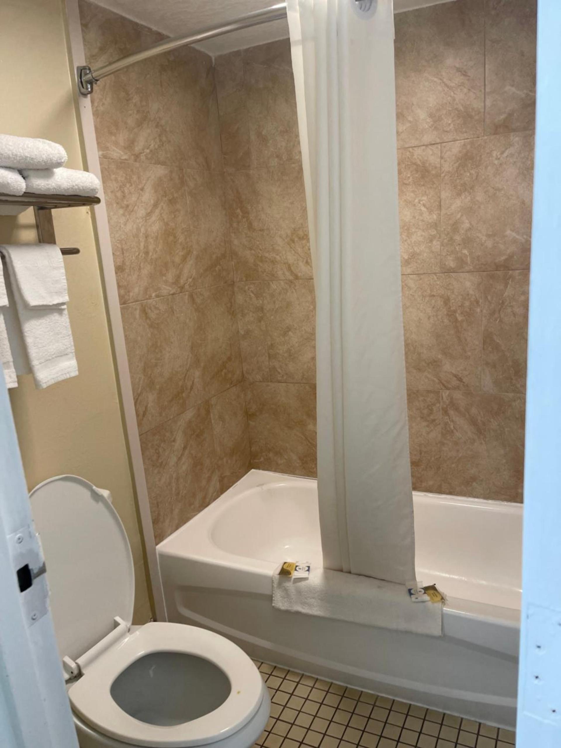 Hole Inn the Wall Hotel - Fort Walton Beach - Sunset Plaza - nearby Beaches & Hurlburt photo 40