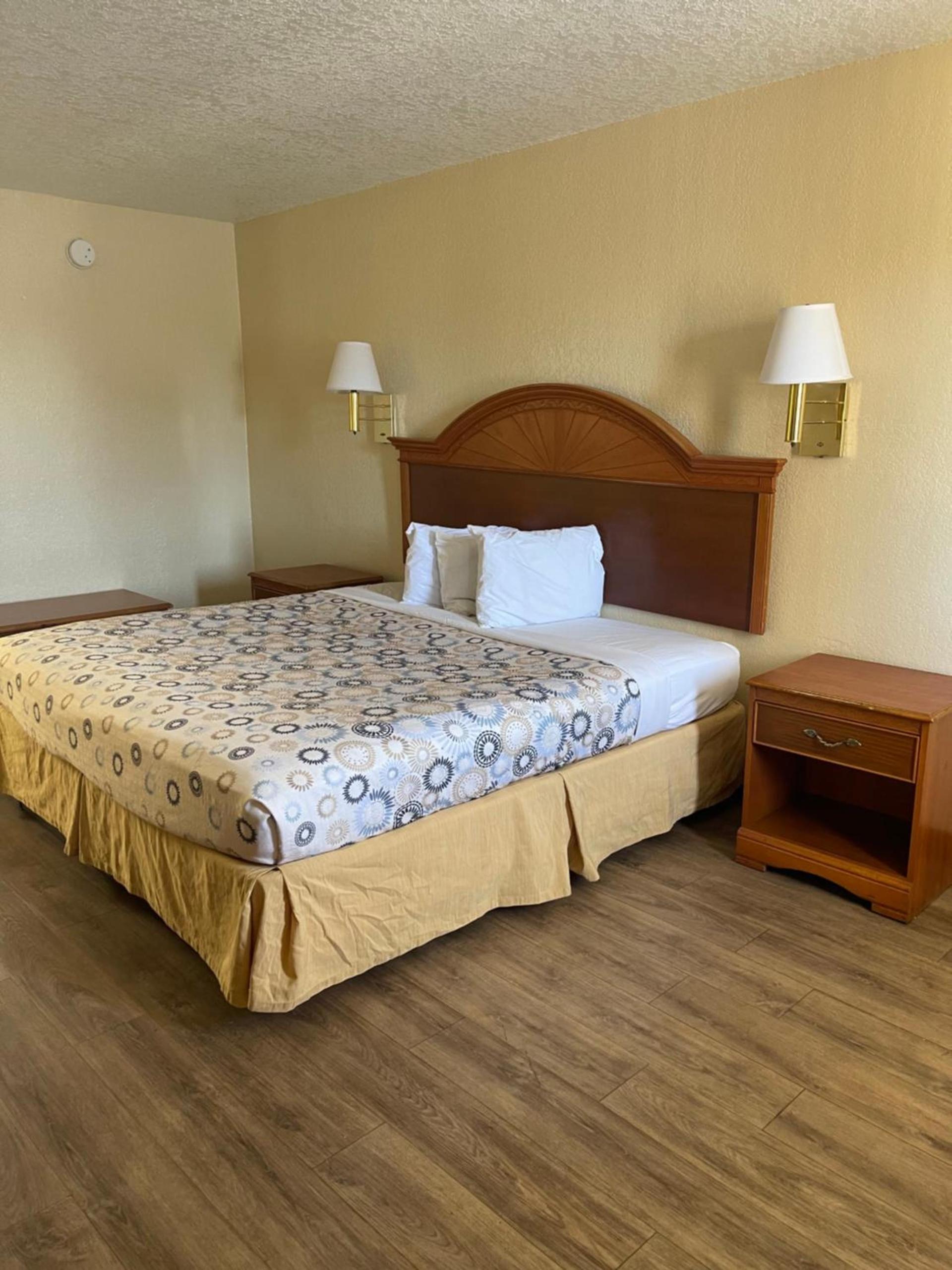 Hole Inn the Wall Hotel - Fort Walton Beach - Sunset Plaza - nearby Beaches & Hurlburt photo 38