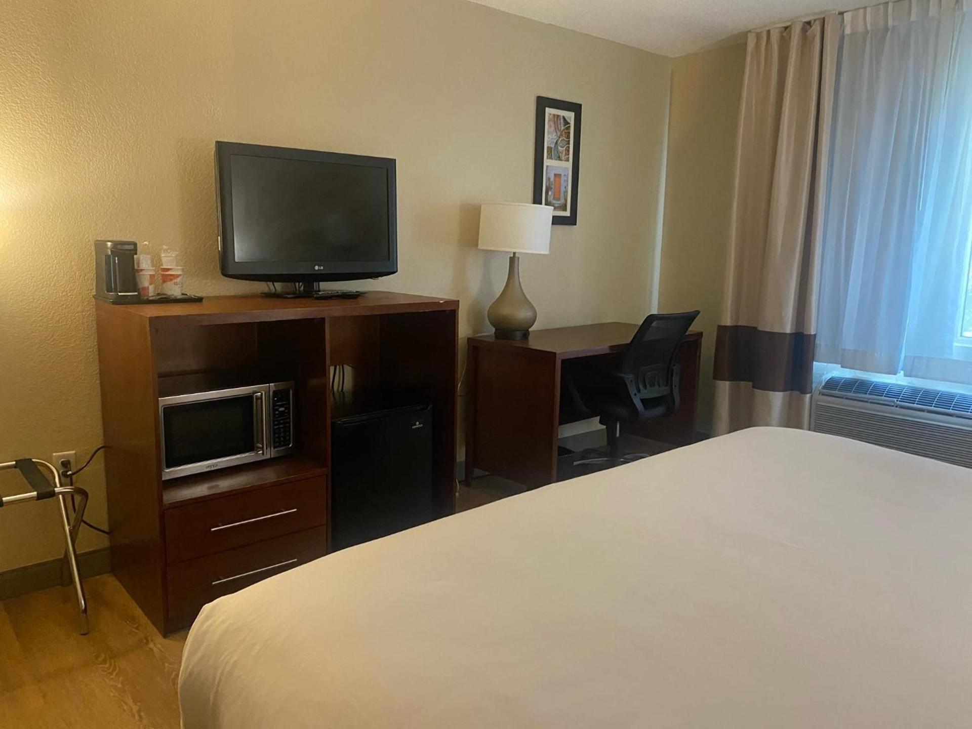 Comfort Inn & Suites Phoenix North - Deer Valley photo 32