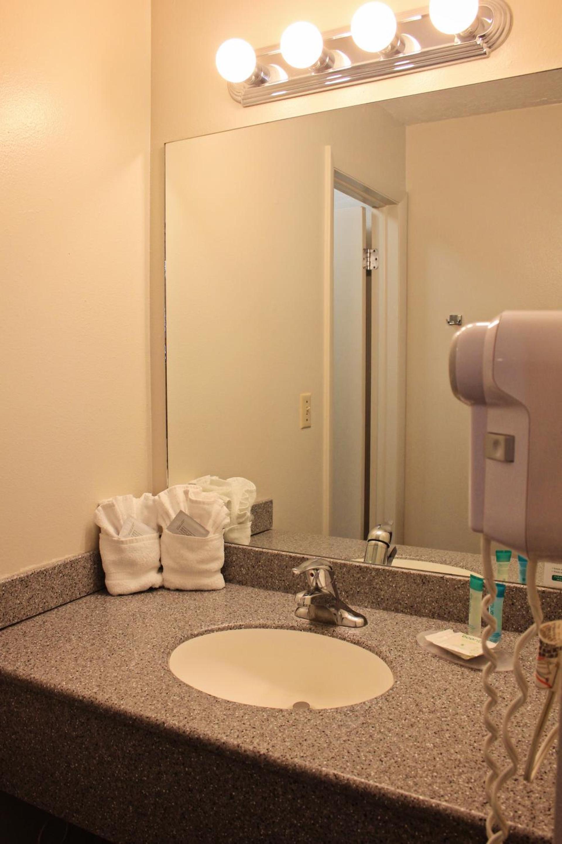 Bowen Motel photo 51