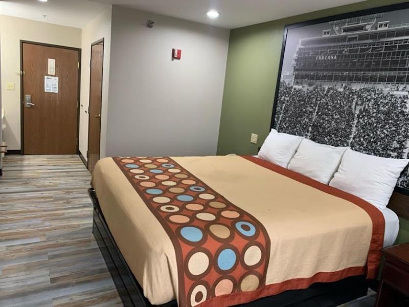 Super 8 by Wyndham Frankfort IN photo 11