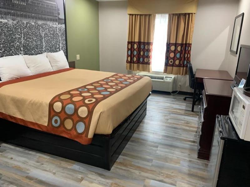 Super 8 by Wyndham Frankfort IN photo 12