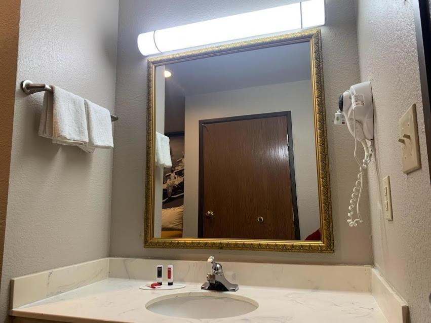 Super 8 by Wyndham Frankfort IN photo 17