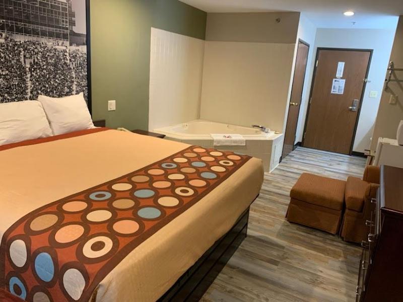 Super 8 by Wyndham Frankfort IN photo 9
