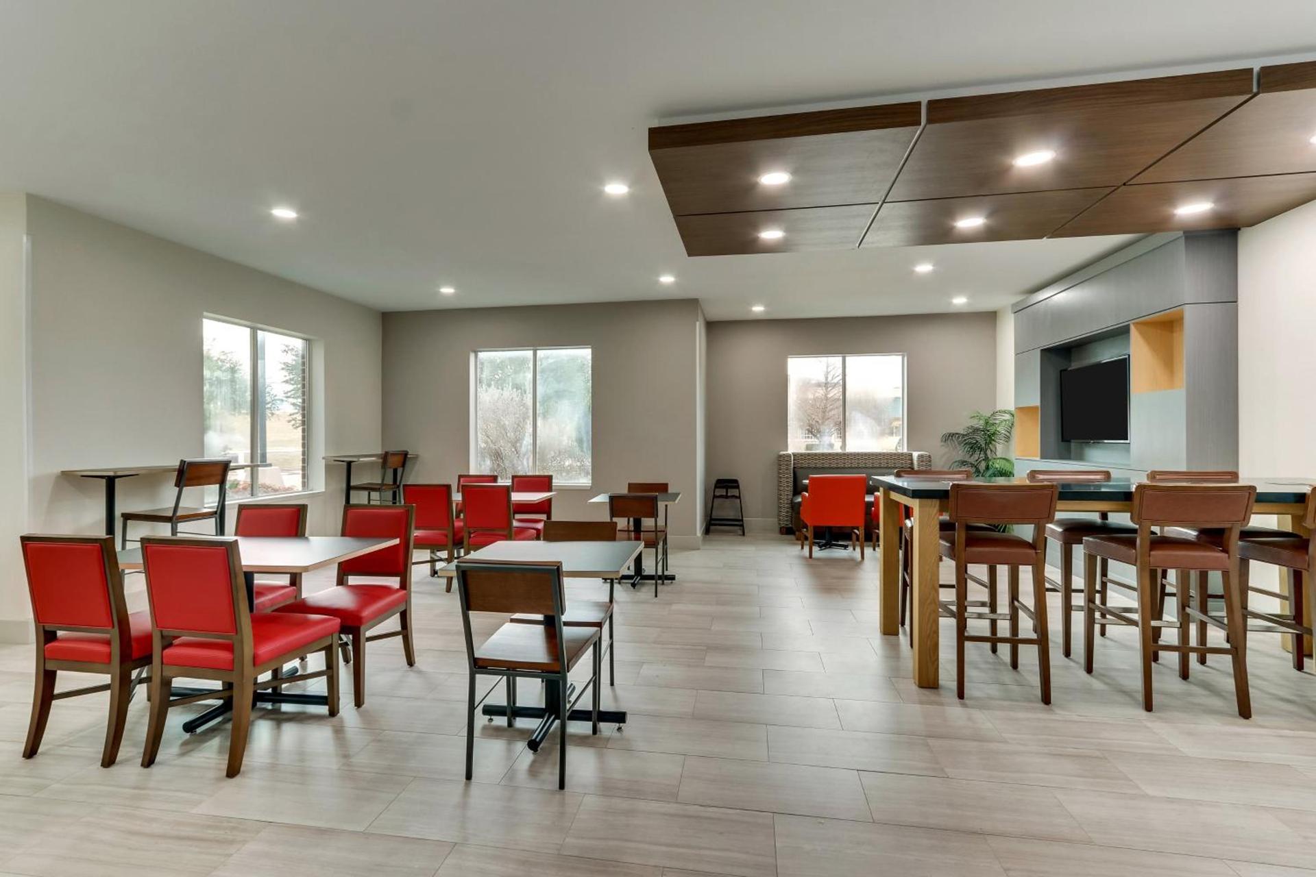 Holiday Inn Express & Suites Waxahachie by IHG photo 39
