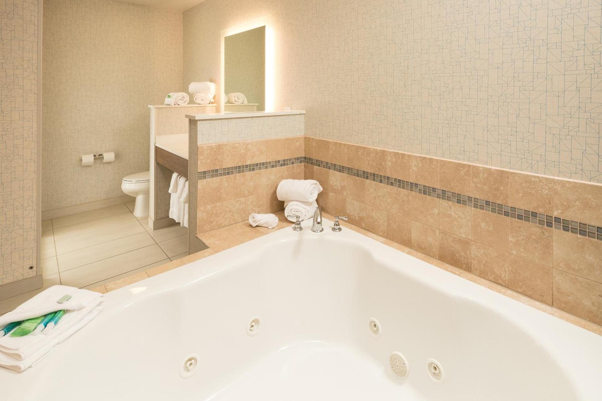 Holiday Inn Express & Suites - Portage by IHG photo 33