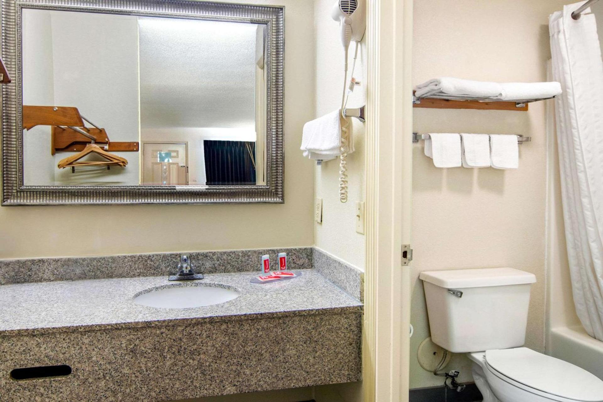 Econo Lodge Inn & Suites photo 19