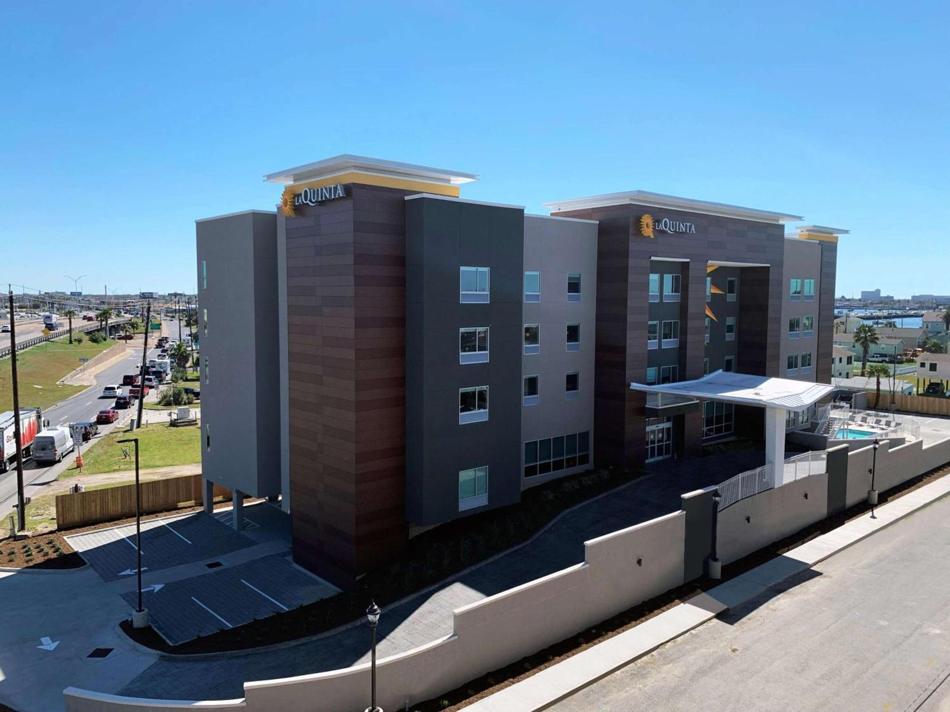 La Quinta Inn & Suites by Wyndham Galveston North at I-45 — hotel in Galveston