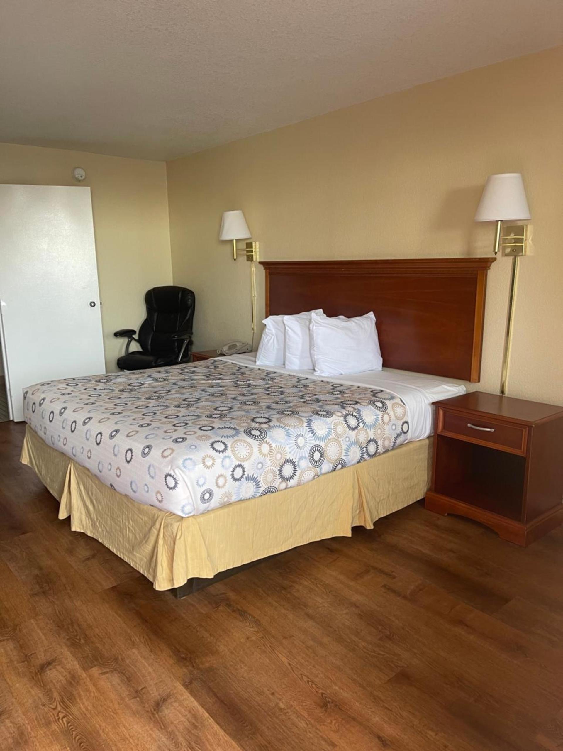 Hole Inn the Wall Hotel - Fort Walton Beach - Sunset Plaza - nearby Beaches & Hurlburt photo 43