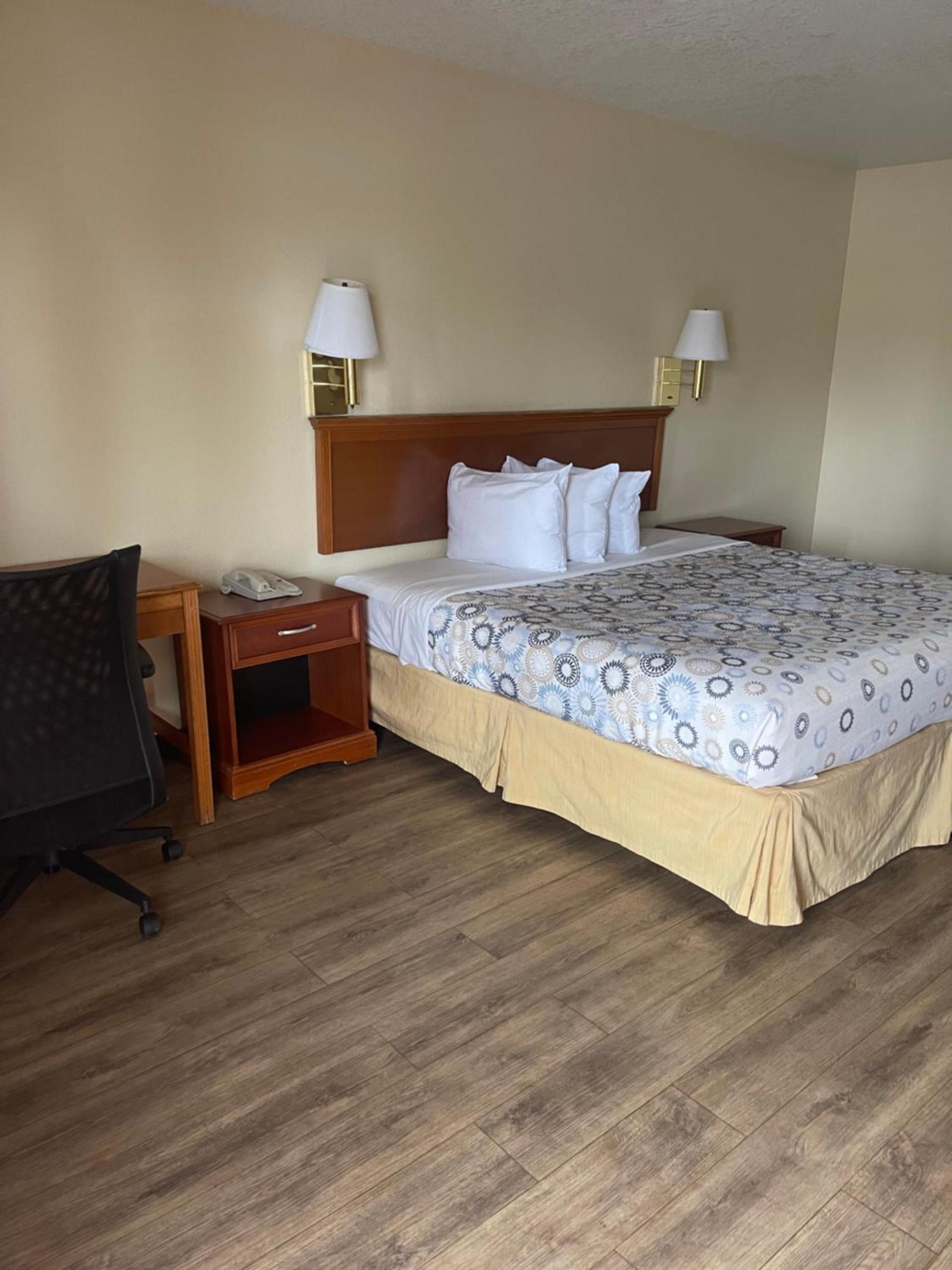 Hole Inn the Wall Hotel - Fort Walton Beach - Sunset Plaza - nearby Beaches & Hurlburt photo 45