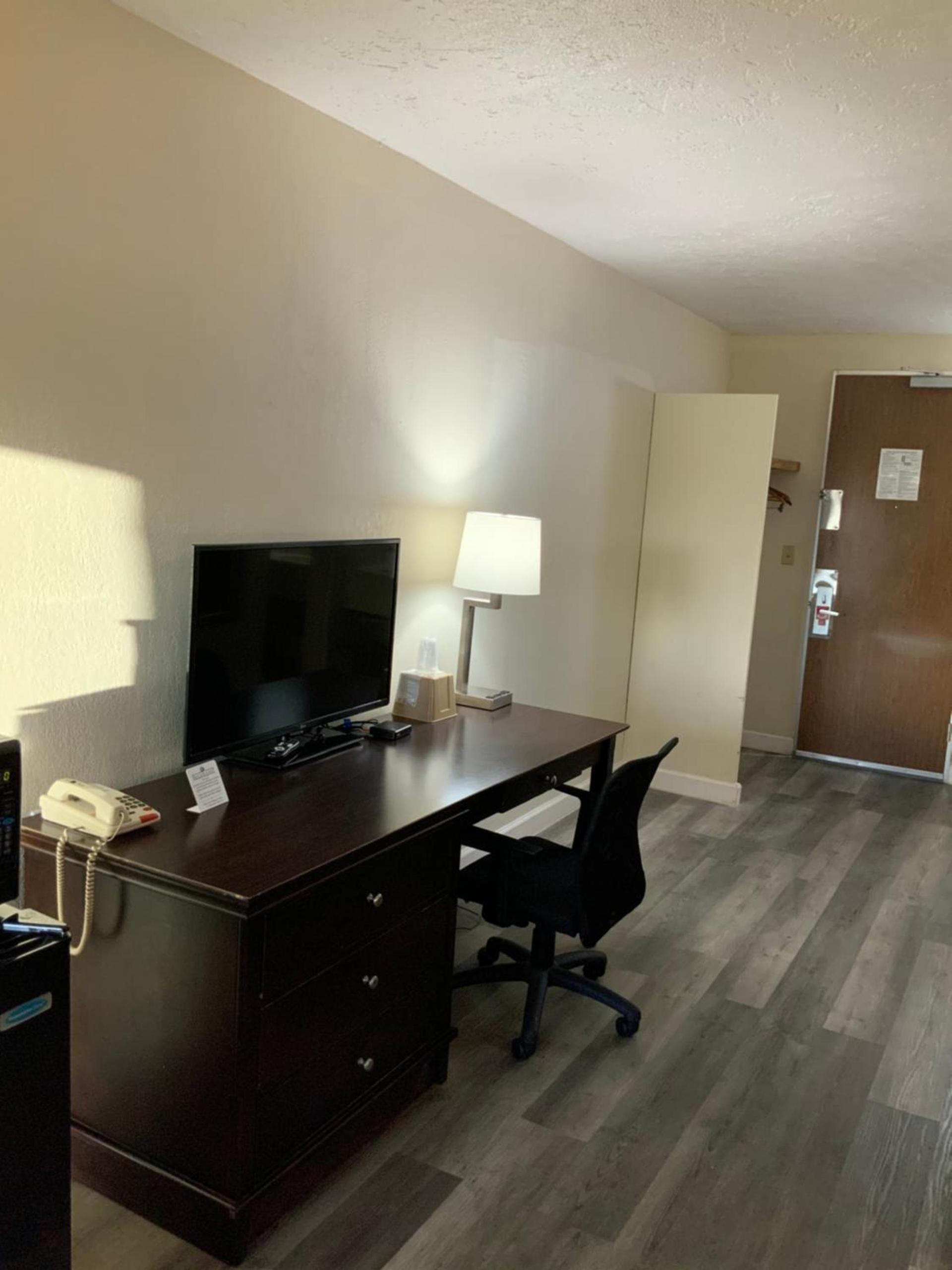 Perry Inn & Suites National Fairground I 75 photo 27
