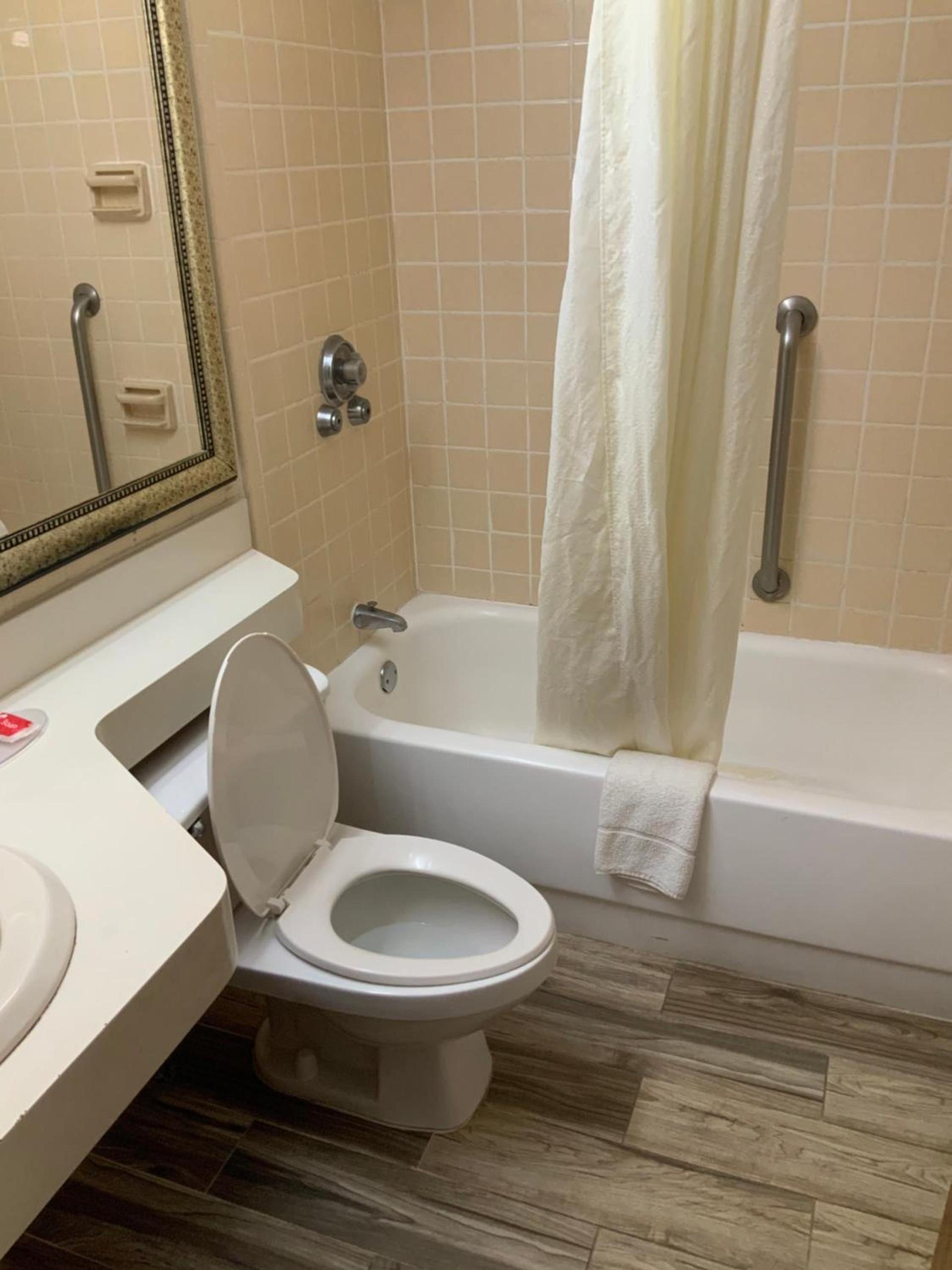 Perry Inn & Suites National Fairground I 75 photo 33