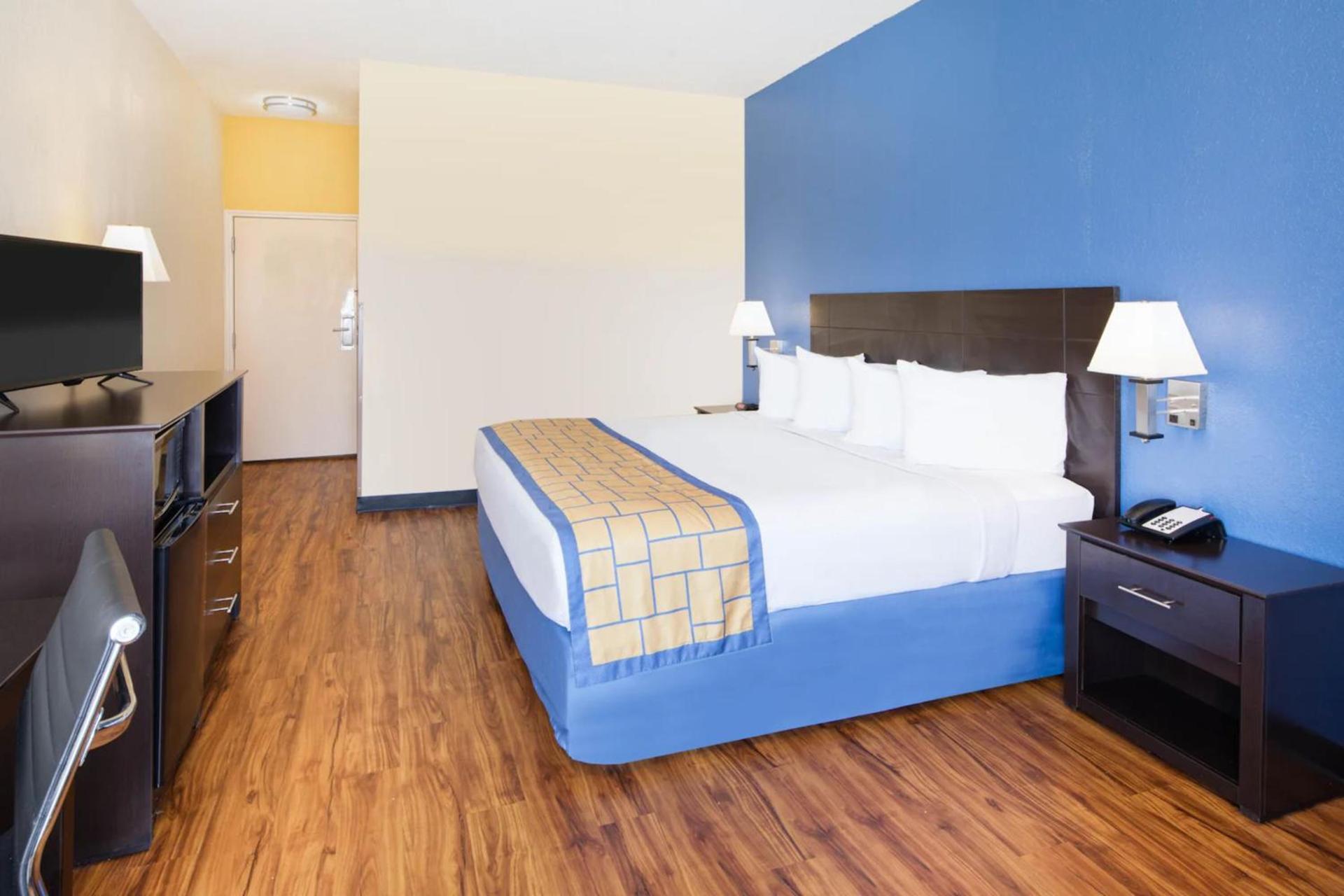 Days Inn by Wyndham Macon I-75 North photo 21