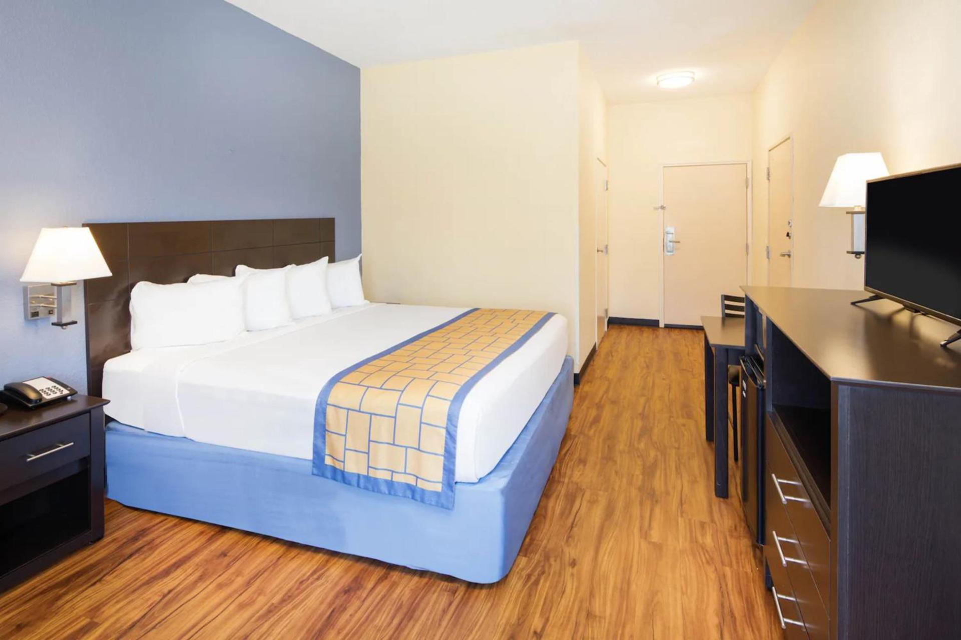 Days Inn by Wyndham Macon I-75 North photo 22
