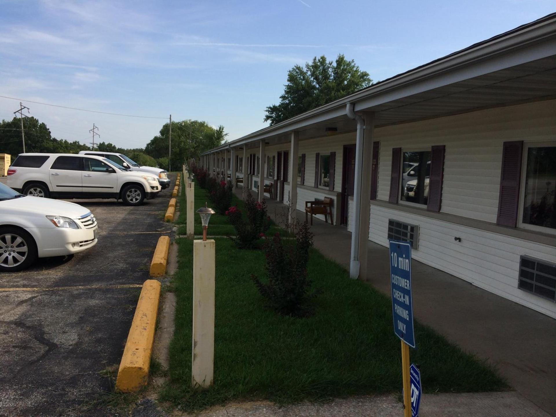 Super 7 Motel photo 15