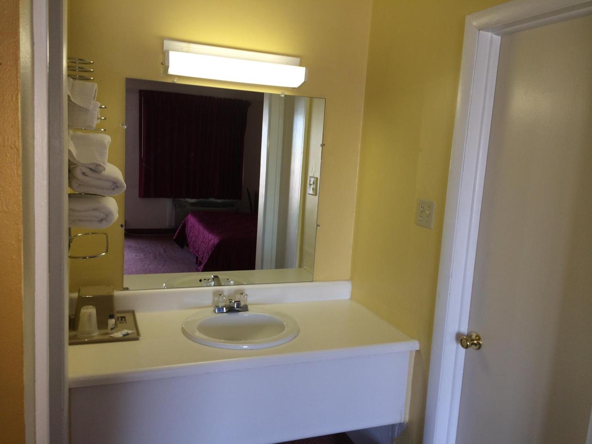 Super 7 Motel photo 28