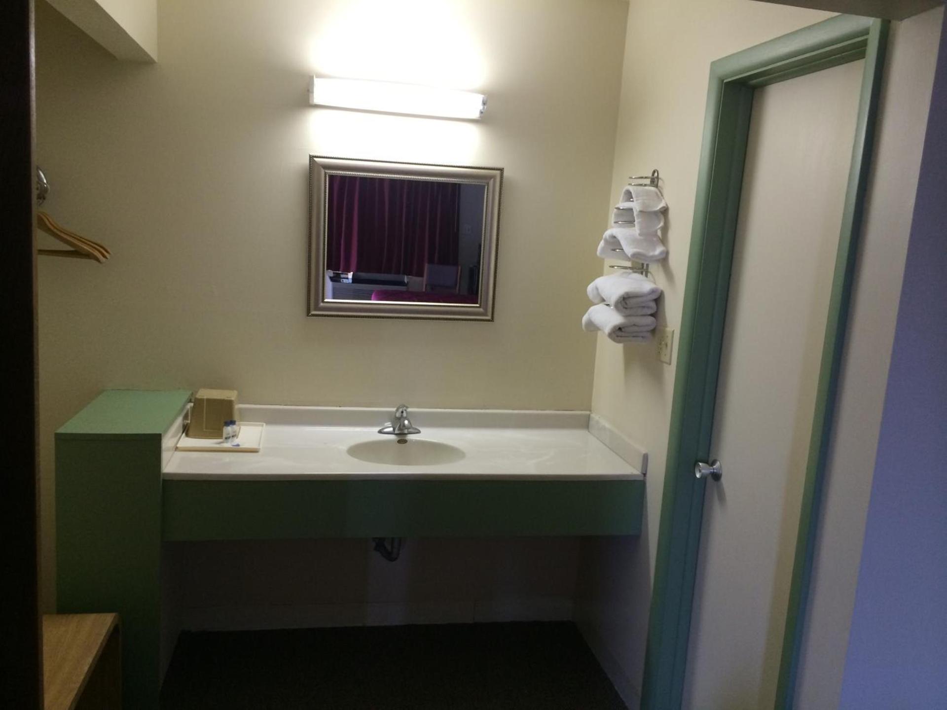 Super 7 Motel photo 18