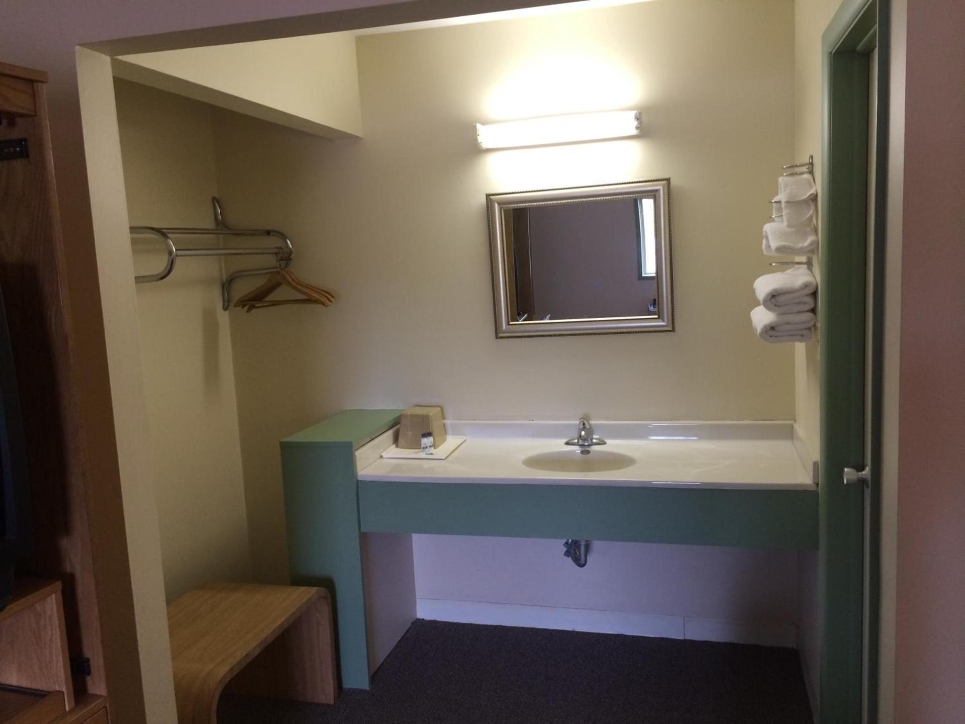 Super 7 Motel photo 29