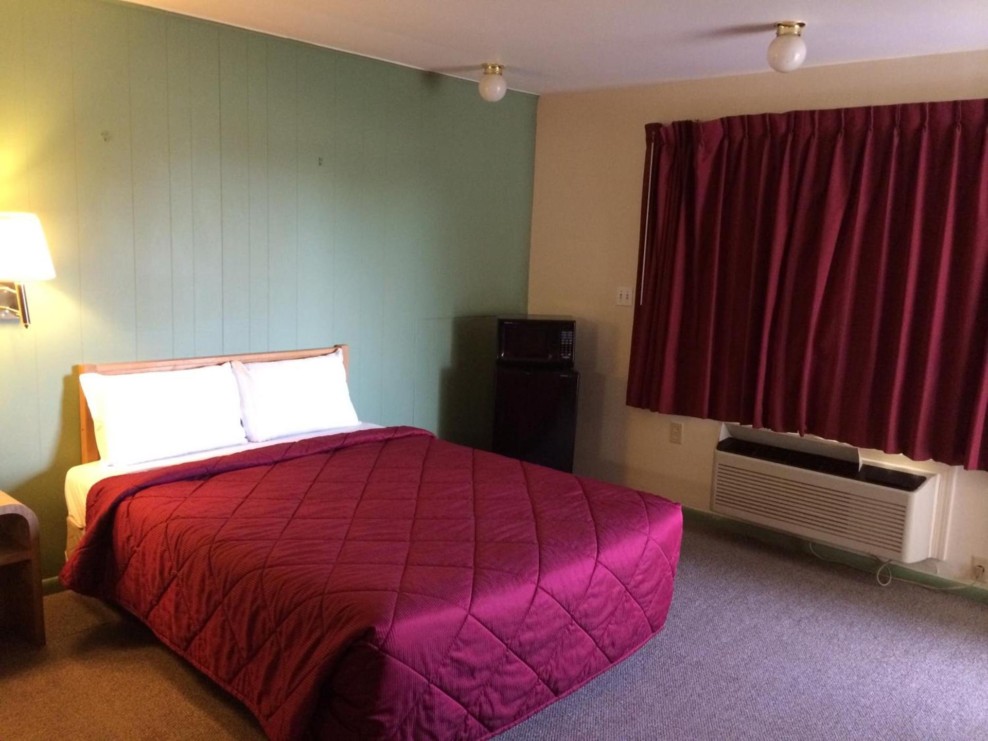 Super 7 Motel photo 11