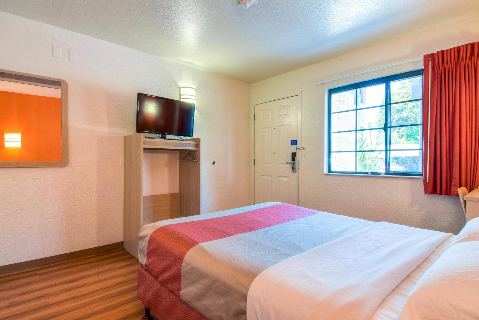 Motel 6-Pomona, CA - Los Angeles photo 13