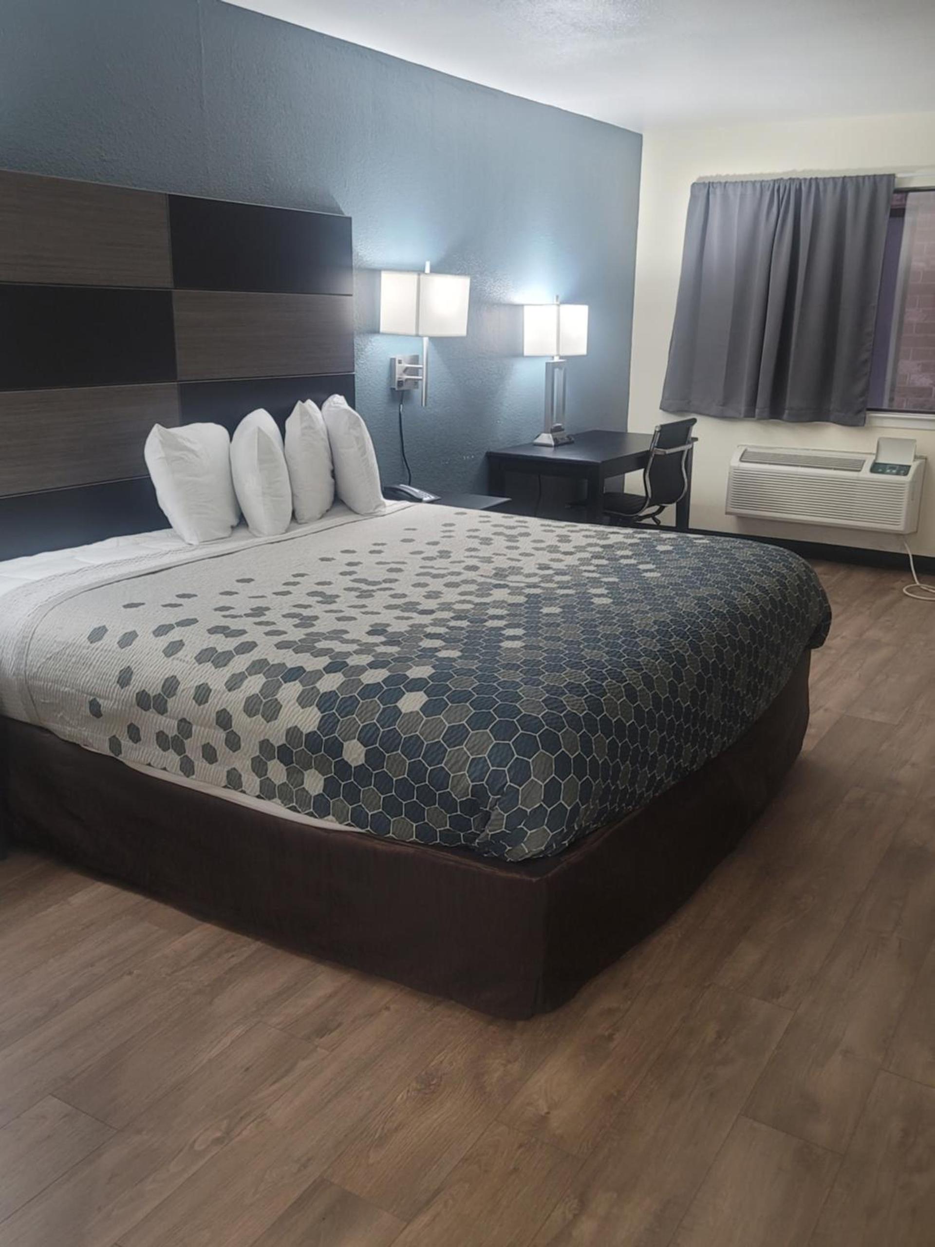 Econo Lodge Inn & Suites Downtown San Antonio Riverwalk Area photo 33