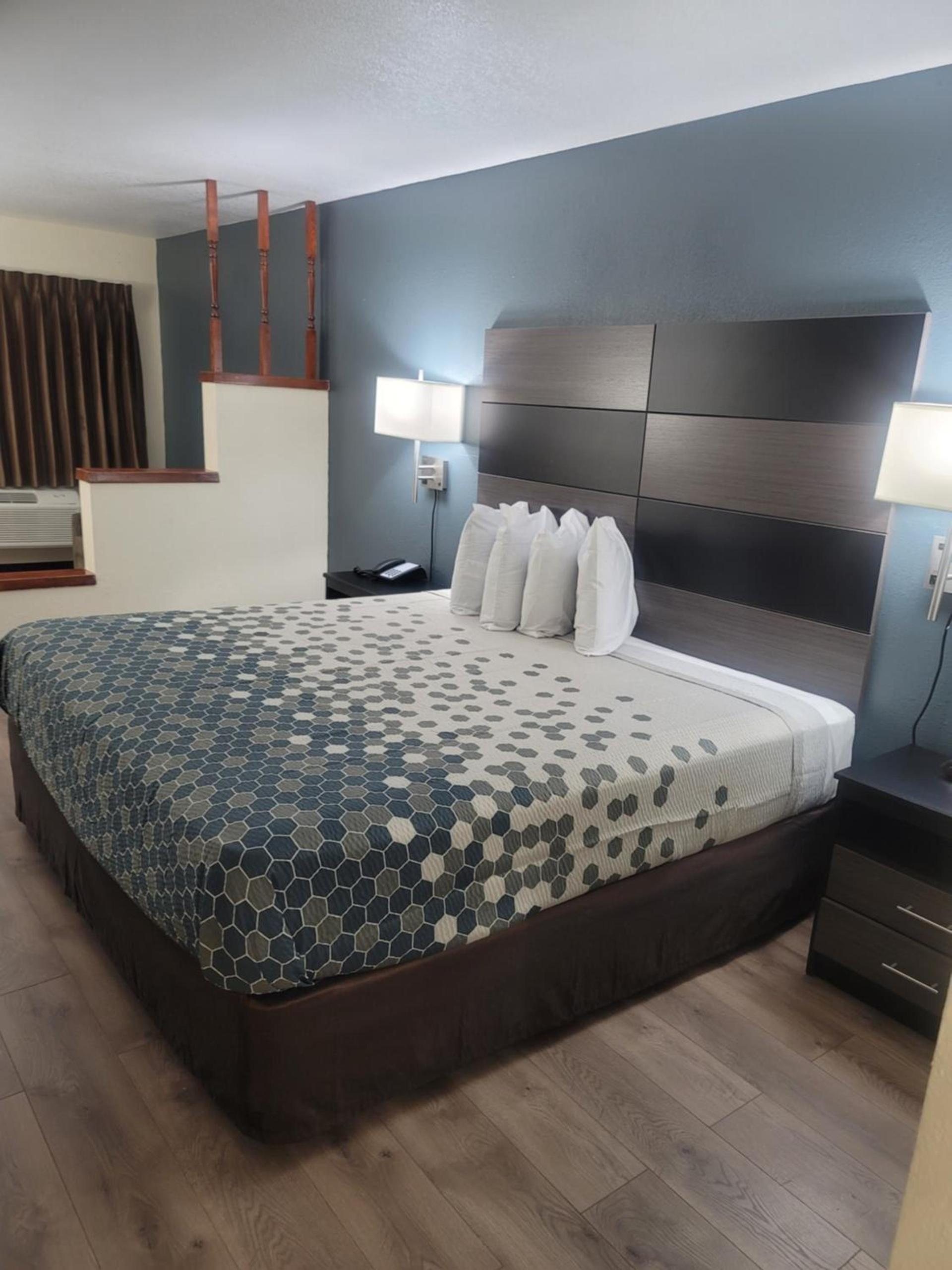 Econo Lodge Inn & Suites Downtown San Antonio Riverwalk Area photo 27