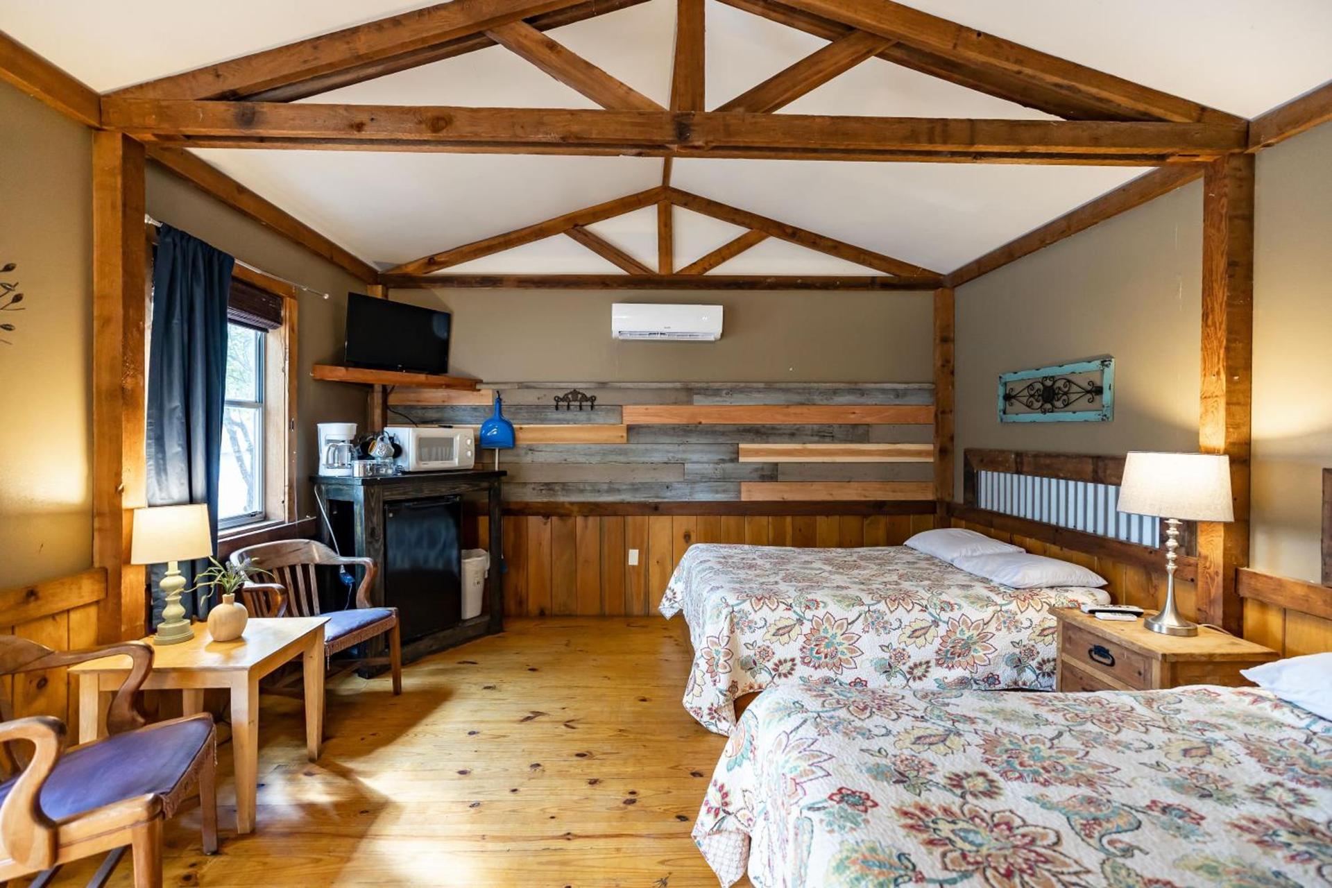 The Historic Leakey Inn photo 59