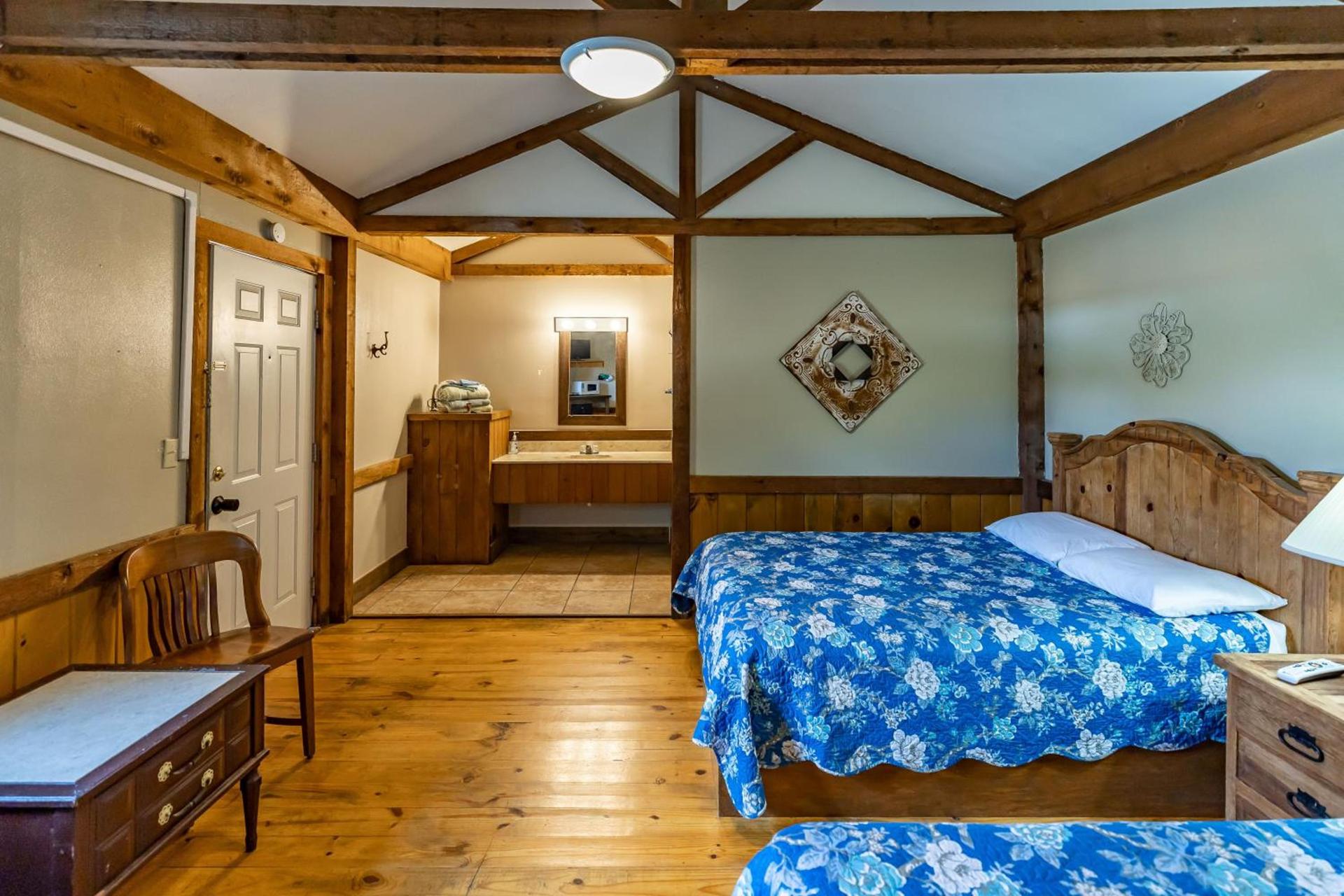 The Historic Leakey Inn photo 60