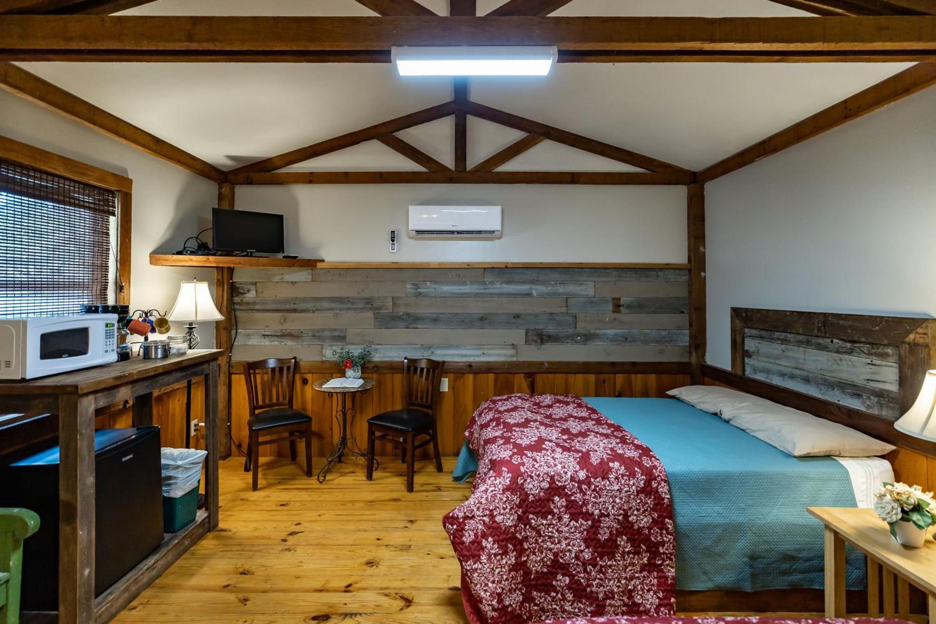 The Historic Leakey Inn photo 71