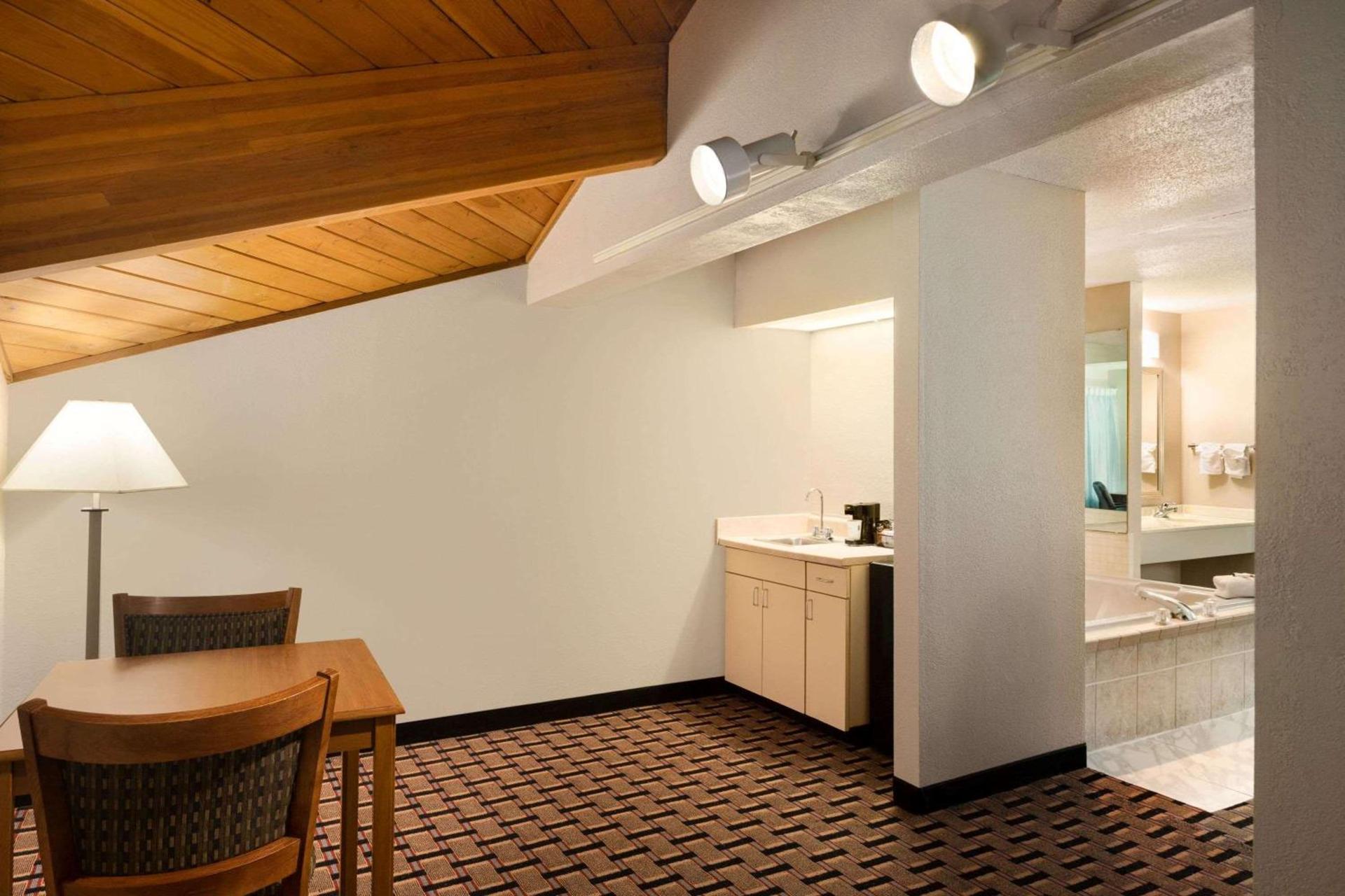 Baymont by Wyndham Warrenton photo 17