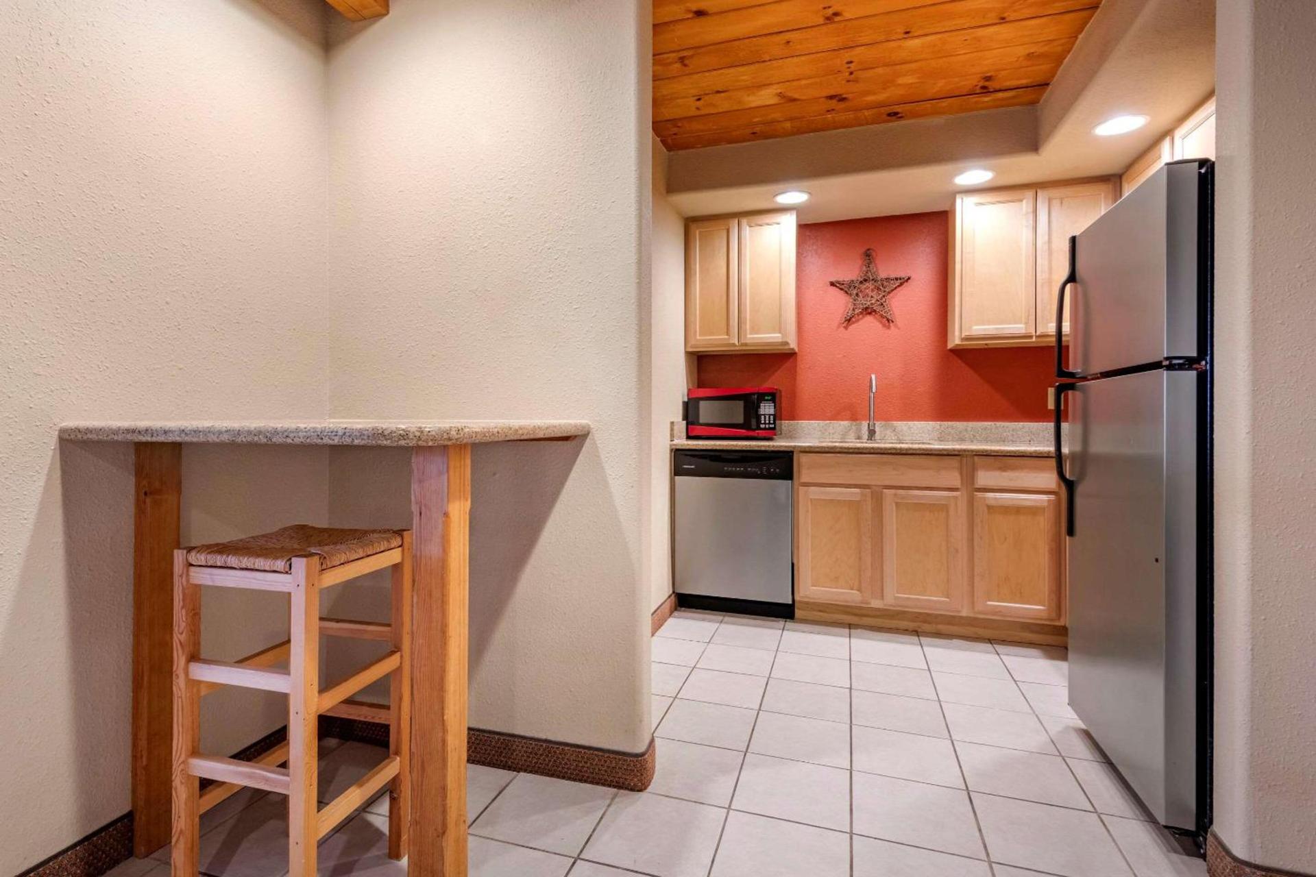 Mountain Edge Suites at Sunapee, an Ascend Collection Hotel photo 25