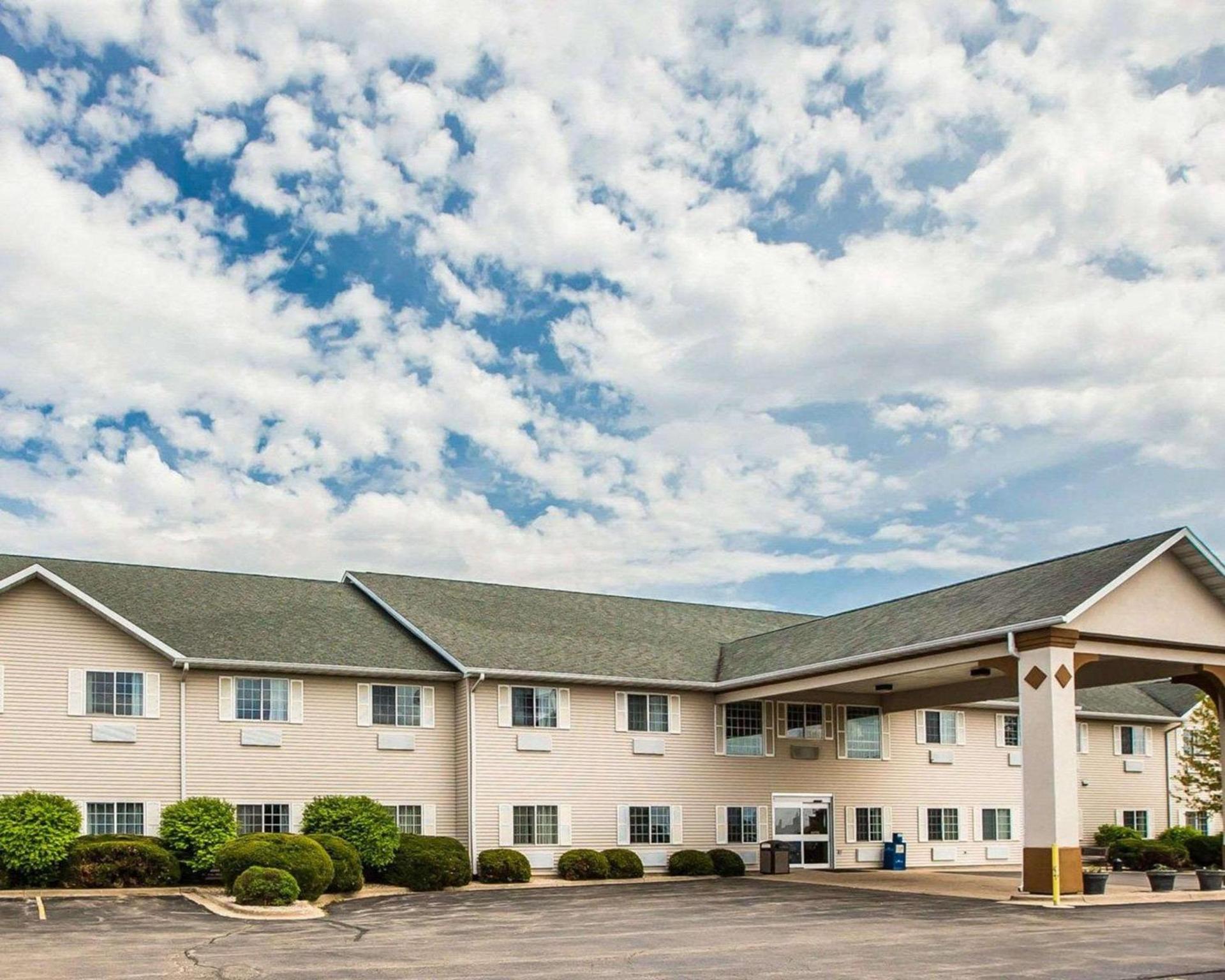 Quality Inn & Suites Dixon near I-88 — hotel in Dixon